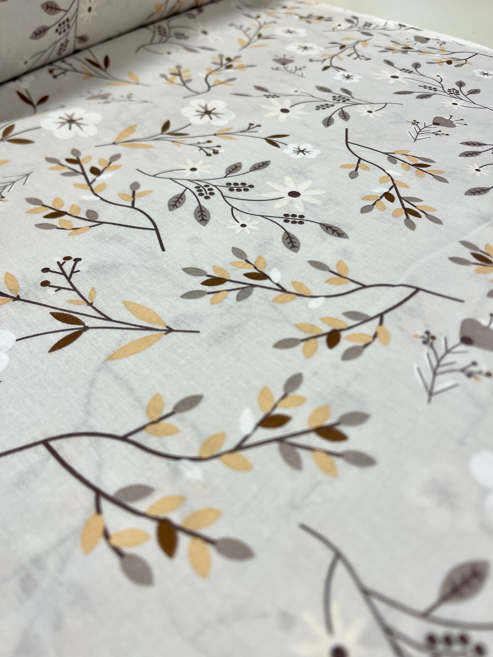 100% Kokvilnas audums - ziedu un lapu motīvs pelēka 125 g/m²