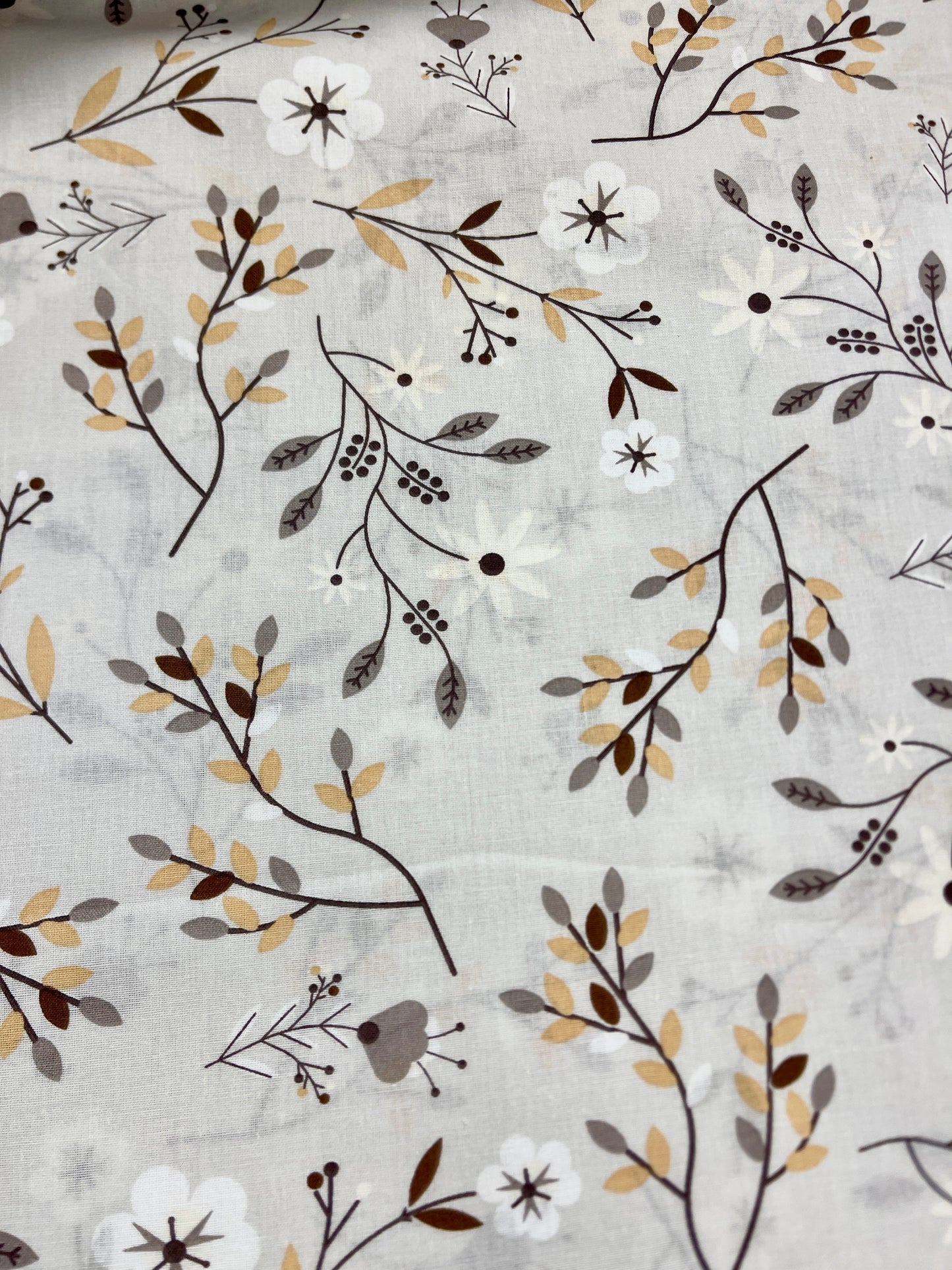 100% Kokvilnas audums - ziedu un lapu motīvs pelēka 125 g/m²