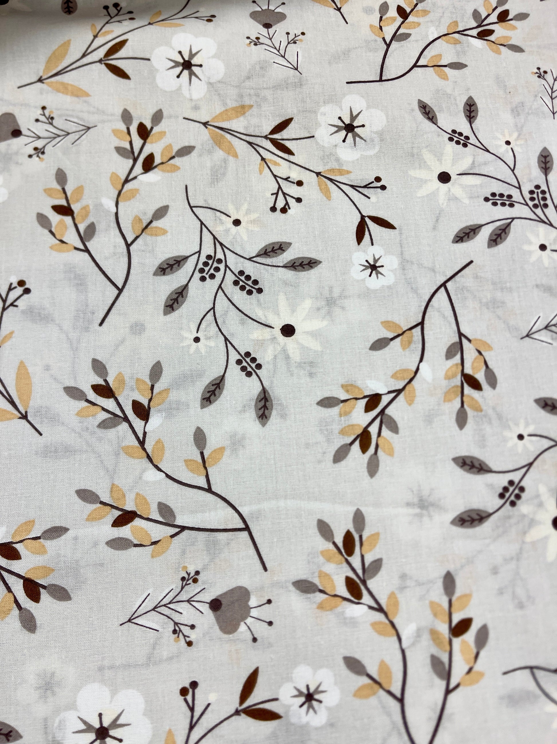 100% Kokvilnas audums - ziedu un lapu motīvs pelēka 125 g/m²