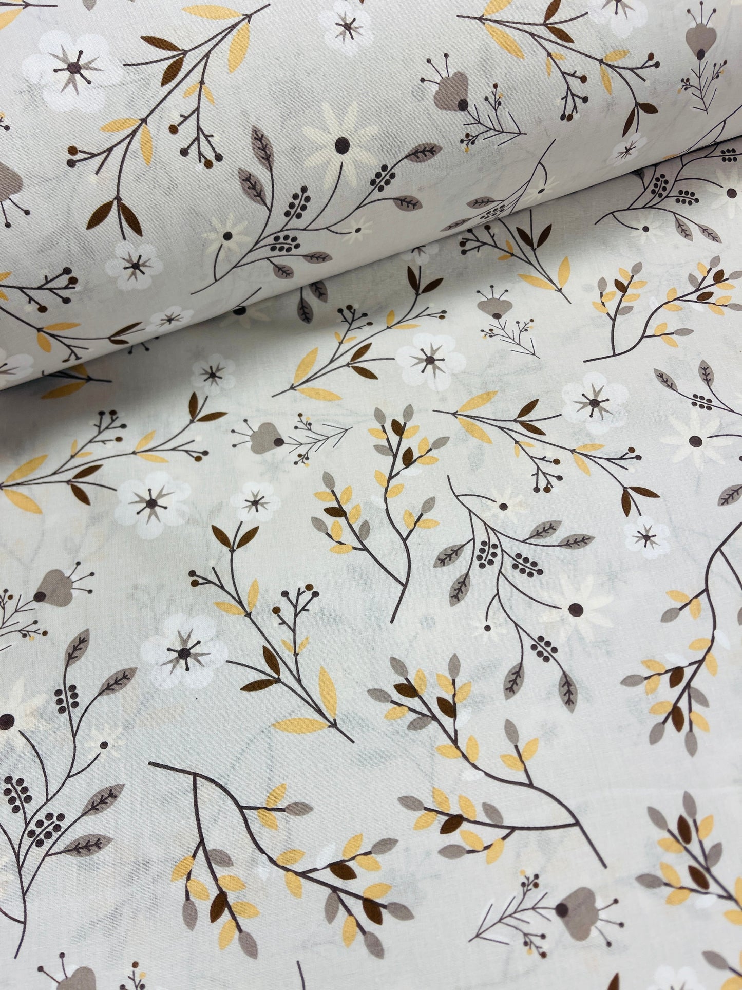 100% Kokvilnas audums - ziedu un lapu motīvs pelēka 125 g/m²