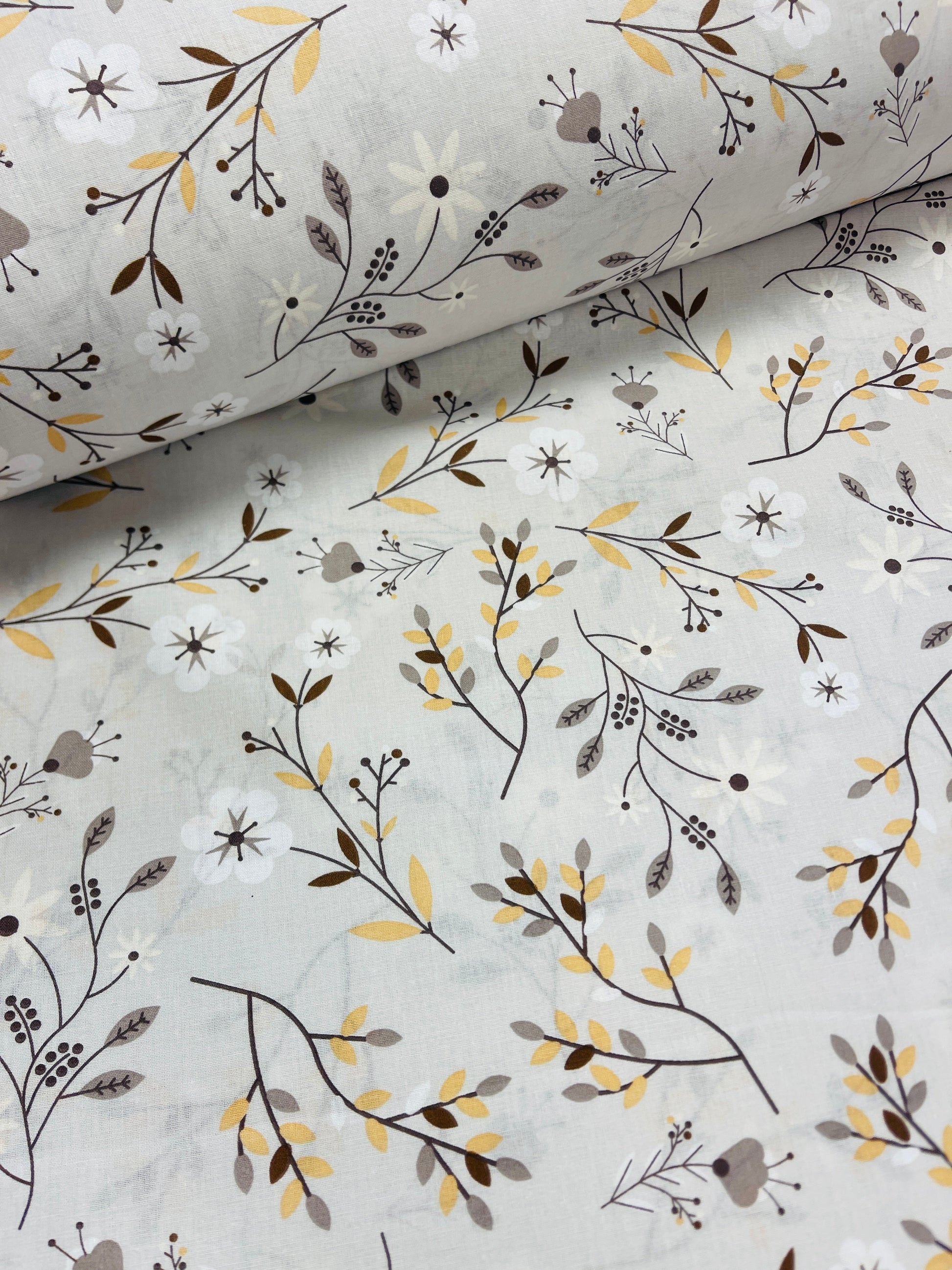 100% Kokvilnas audums - ziedu un lapu motīvs pelēka 125 g/m²