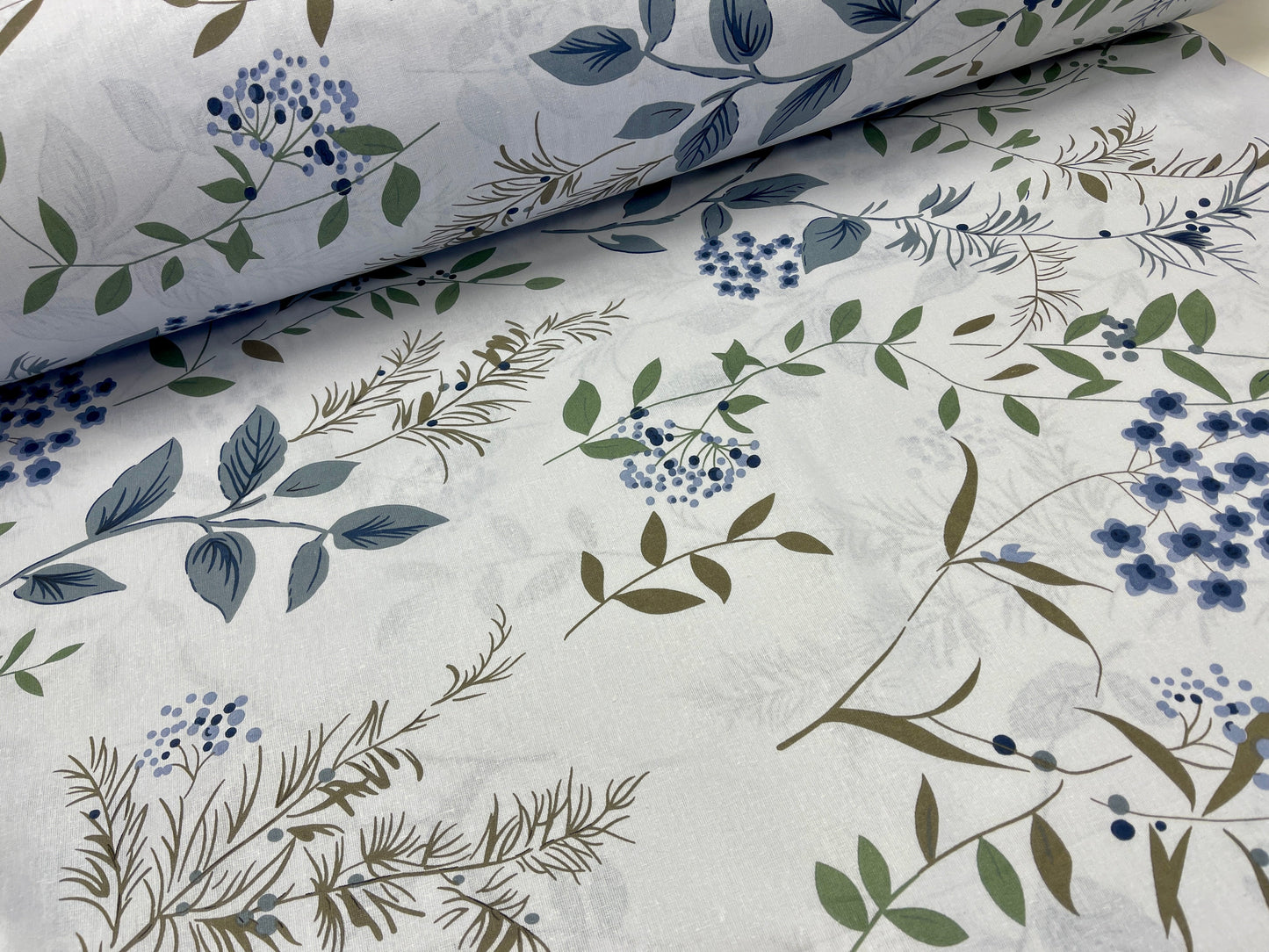100% Kokvilnas audums - ziedu un lapu motīvs uz maigi pelēcīga fona 220cm 146 g/m²