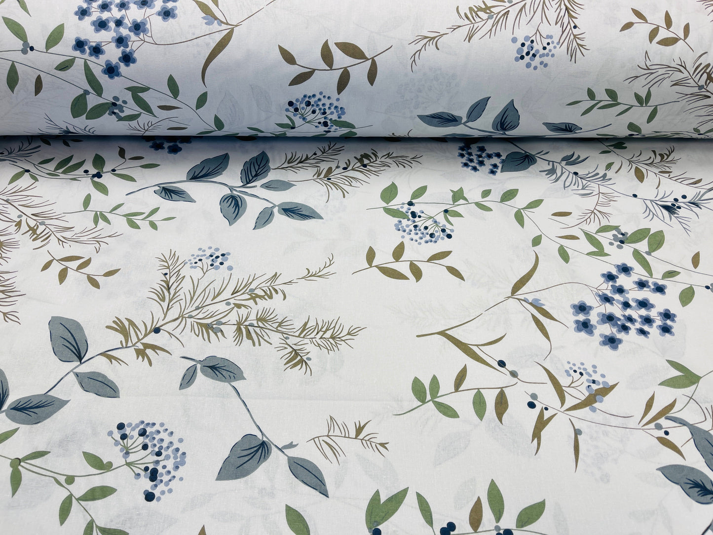 100% Kokvilnas audums - ziedu un lapu motīvs uz maigi pelēcīga fona 220cm 146 g/m²