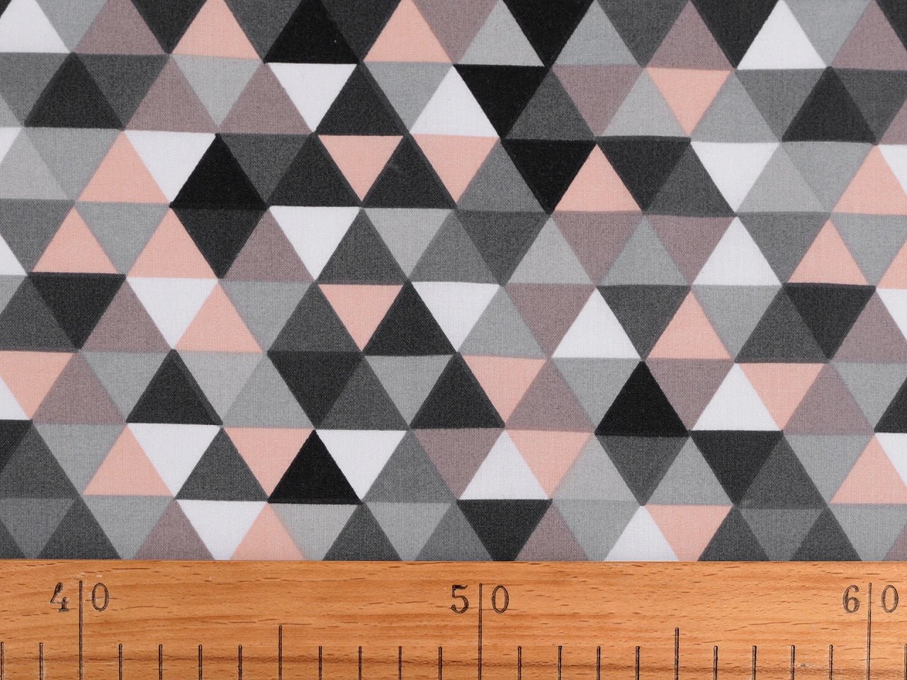 Attēls ar 100% Kokvilnas audums - zili trijstūri 125 g/m² – pieejams Šarlotes audumi