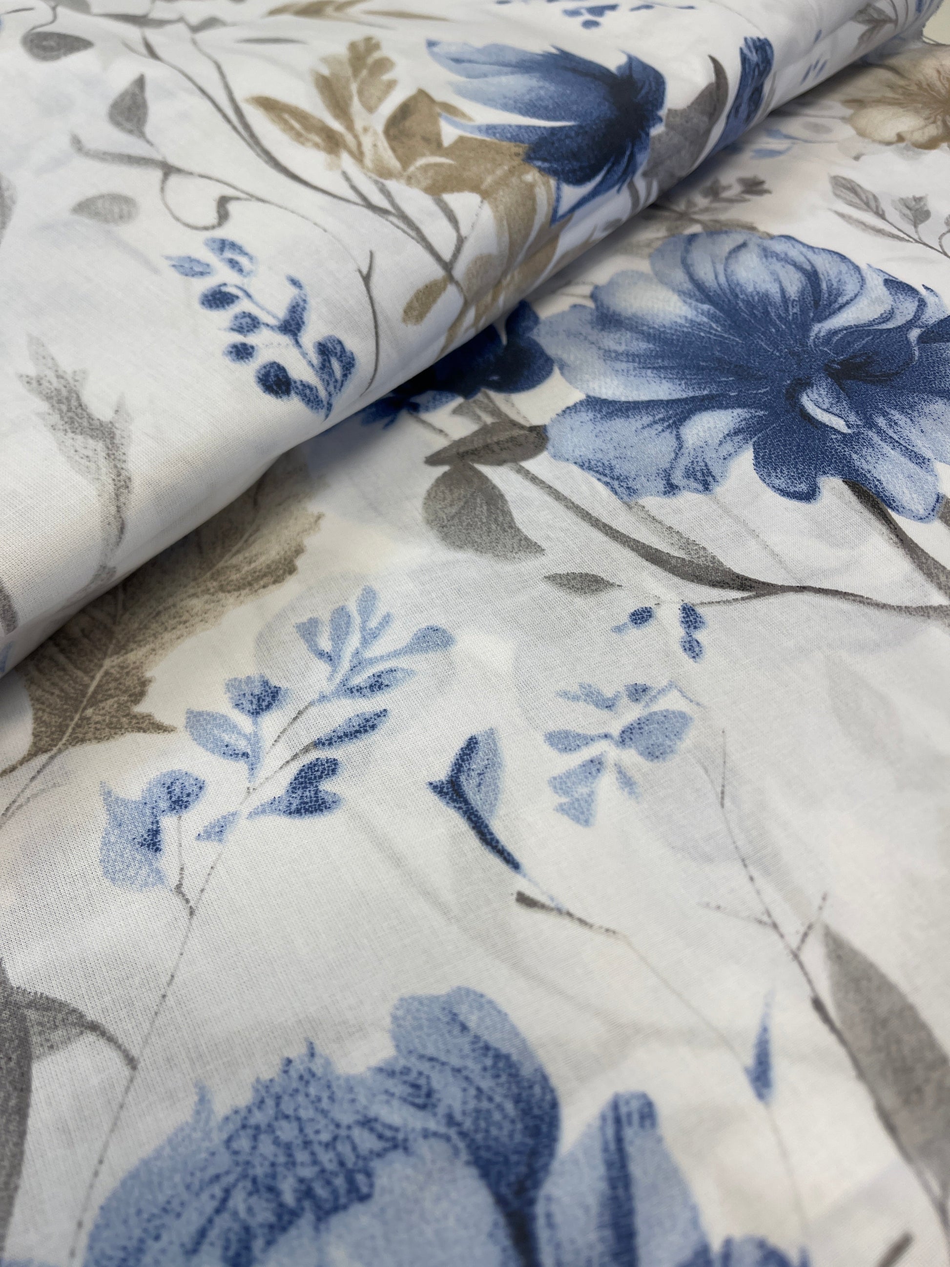 100% Kokvilnas audums - zils ziedu motīvs uz balta fona 125 g/m²