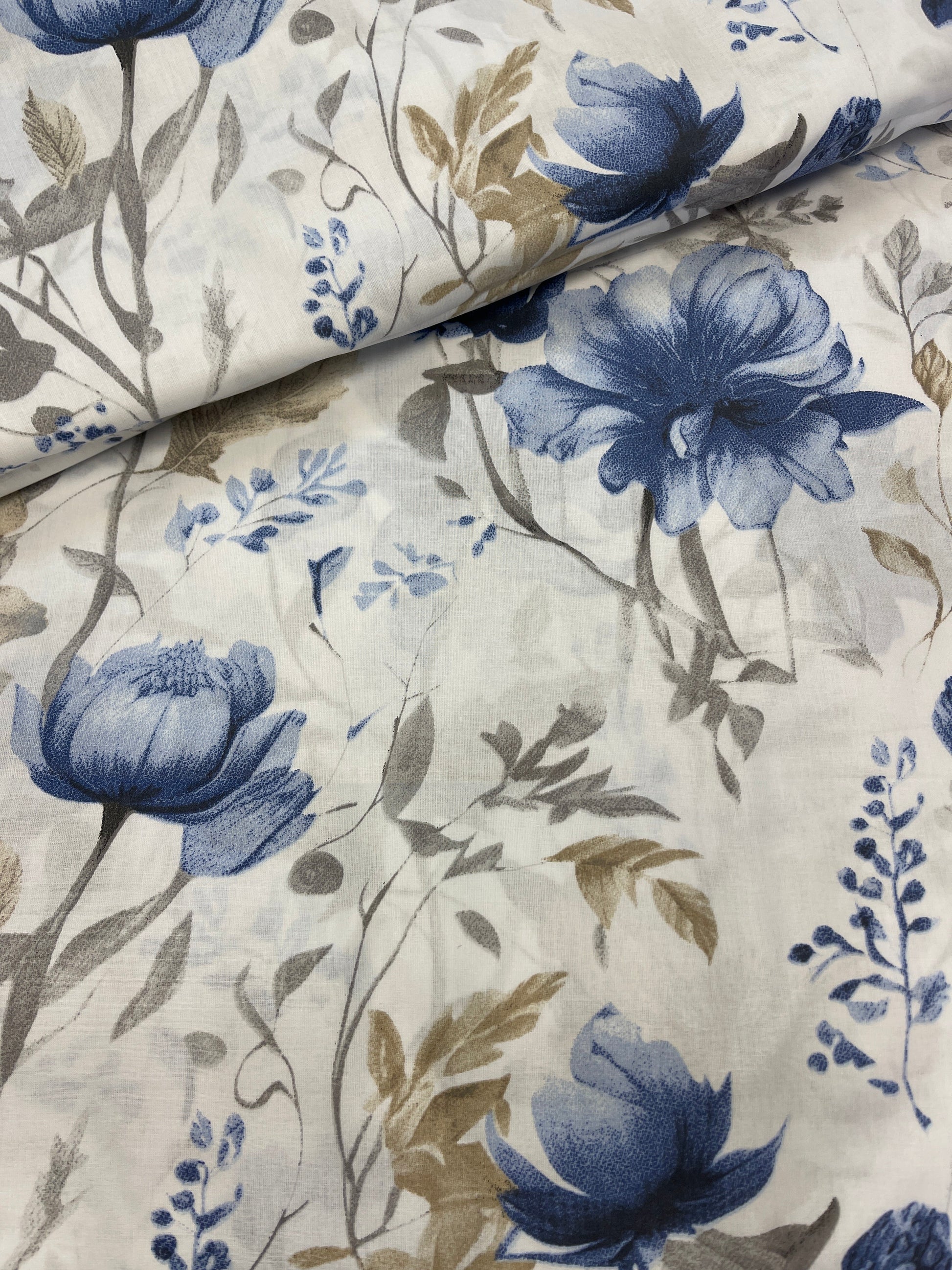 100% Kokvilnas audums - zils ziedu motīvs uz balta fona 125 g/m²