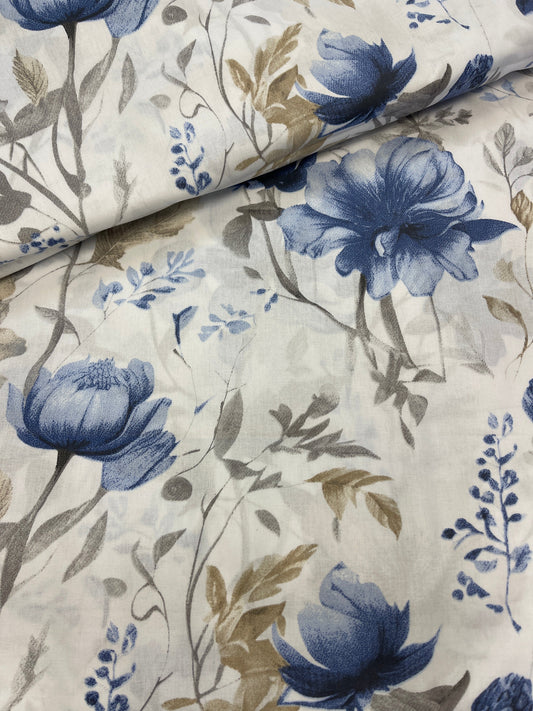 100% Kokvilnas audums - zils ziedu motīvs uz balta fona 125 g/m²
