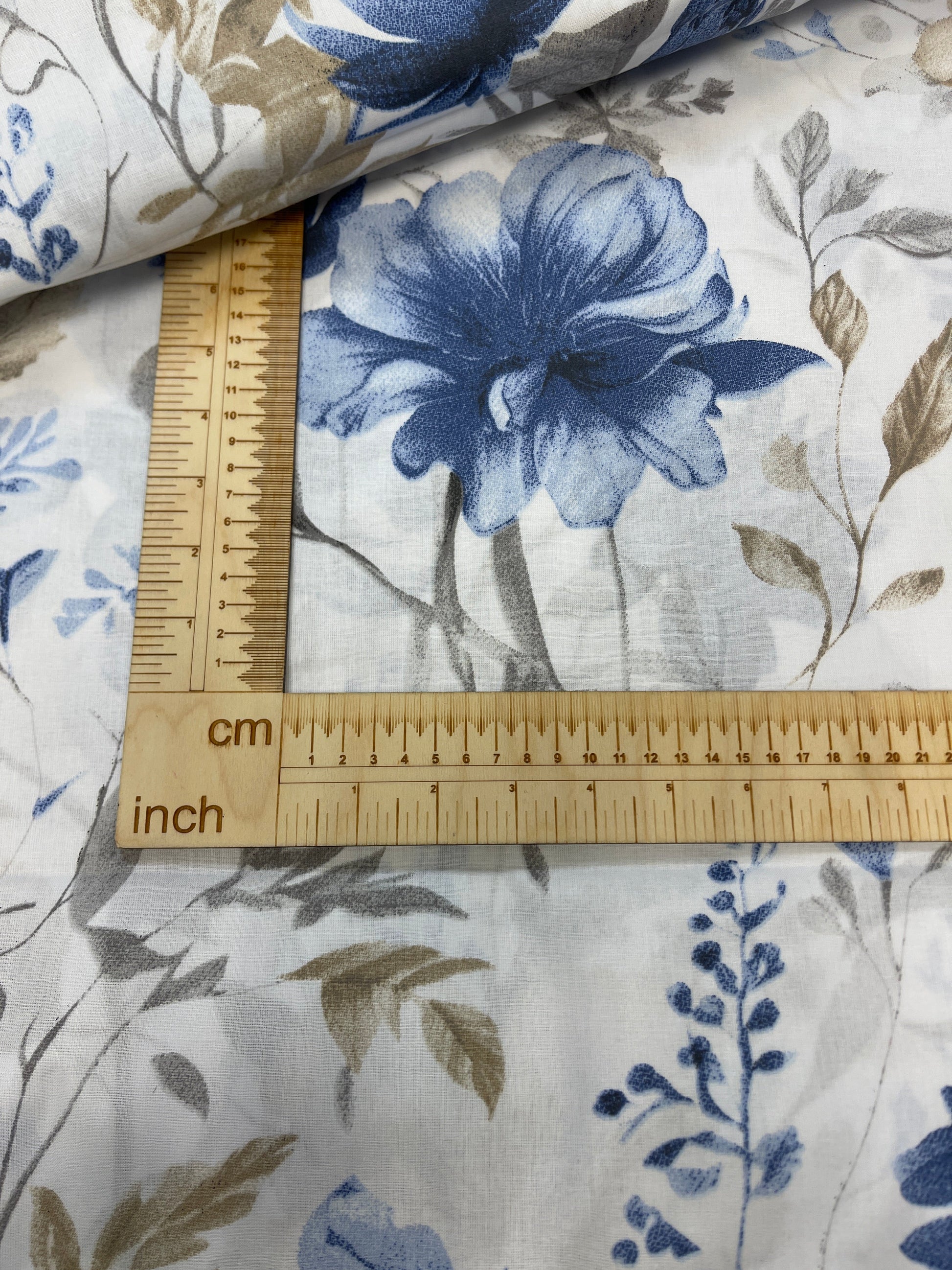 100% Kokvilnas audums - zils ziedu motīvs uz balta fona 125 g/m²
