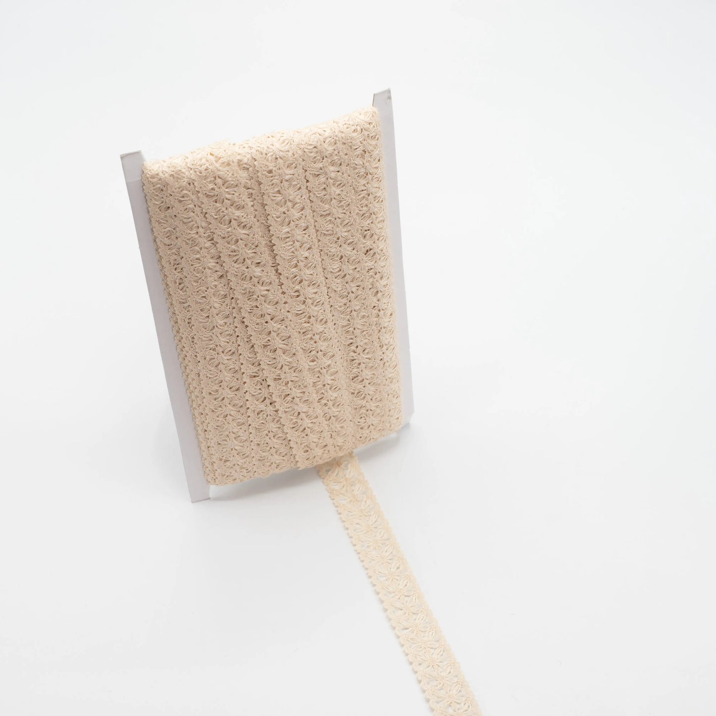 Attēls ar 100% Kokvilnas mežģīne - 2,2 cm dabiga – pieejams Šarlotes audumi