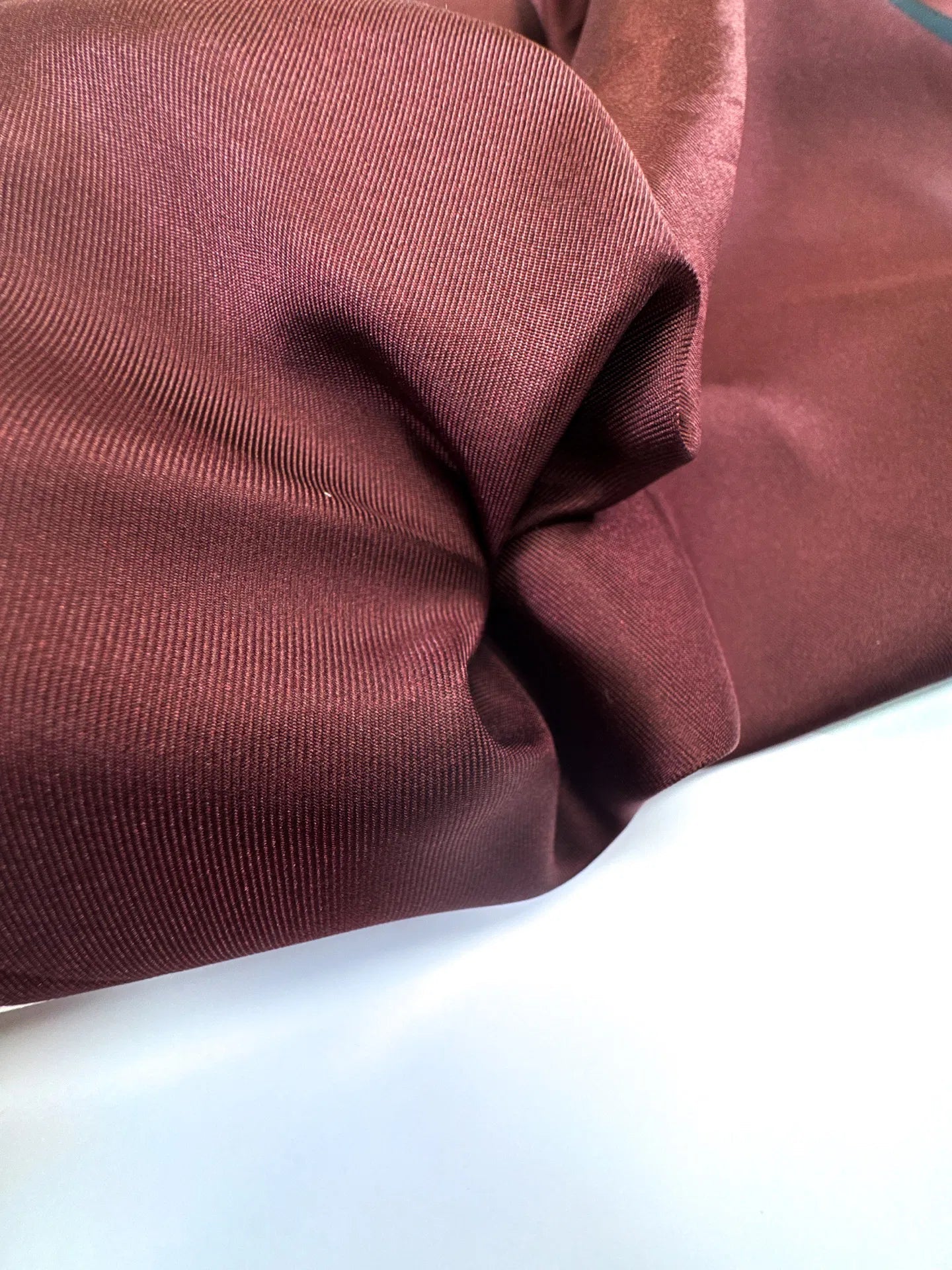 100% Zīda audums - bordo ar grafisku dizainu 80 g/m²