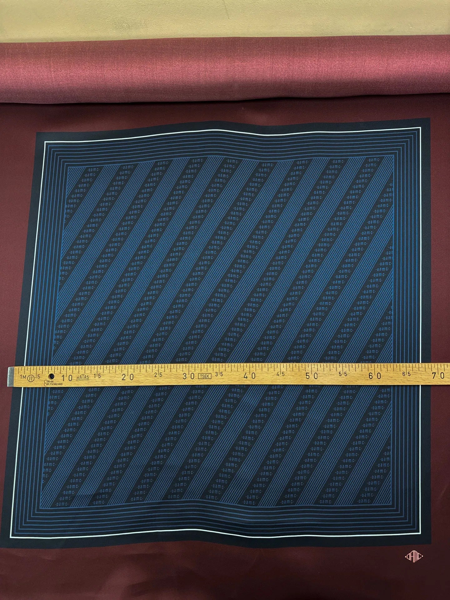 100% Zīda audums - bordo ar grafisku dizainu 80 g/m²