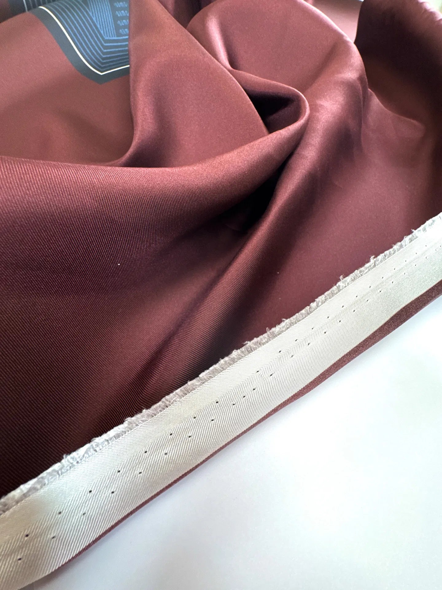 100% Zīda audums - bordo ar grafisku dizainu 80 g/m²