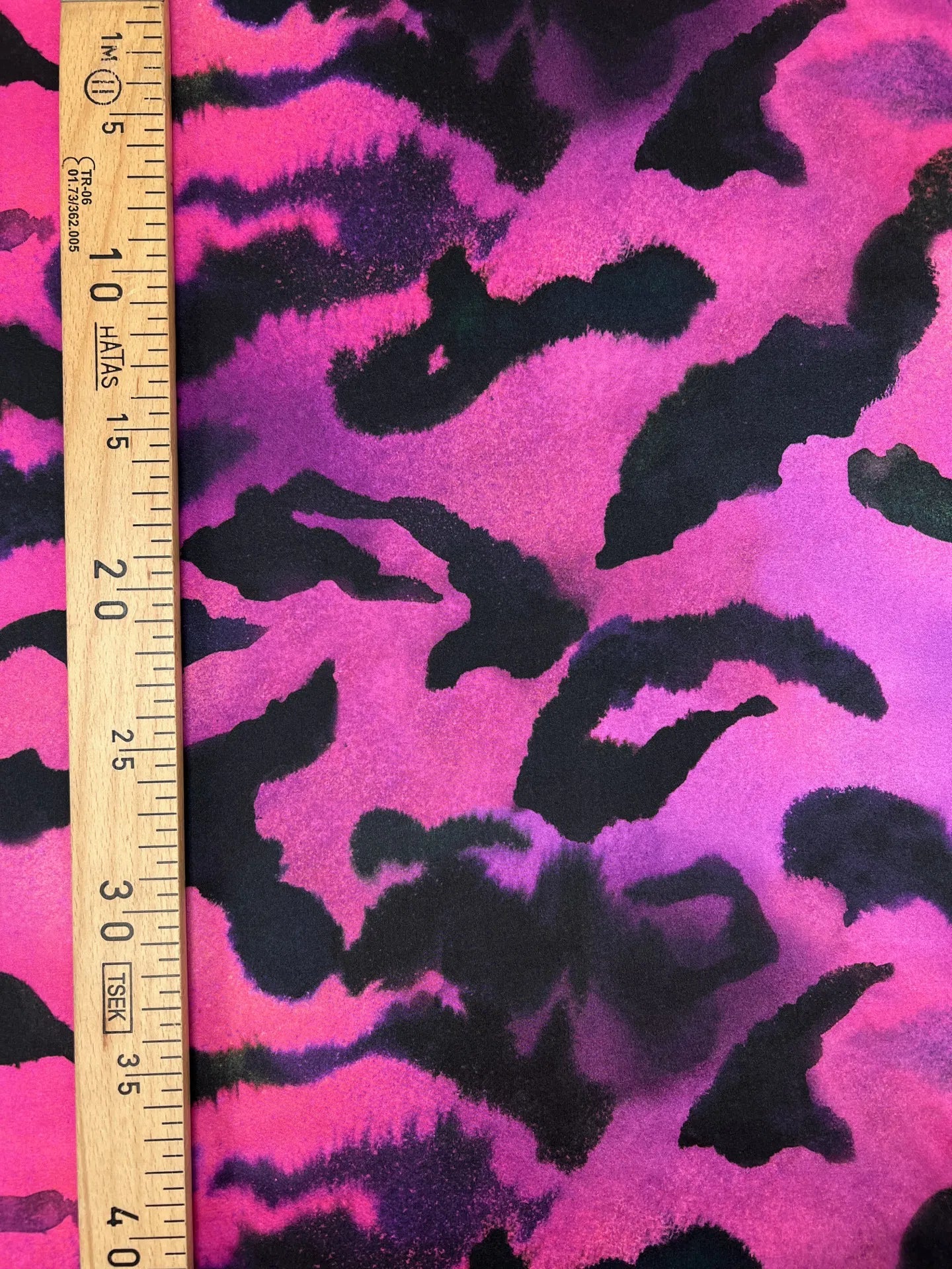 100% Zīda satīns - dzīvnieku raksts uz fuksijas fona 80 g/m²