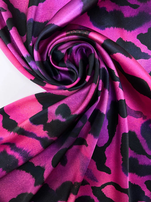 100% Zīda satīns - dzīvnieku raksts uz fuksijas fona 80 g/m²