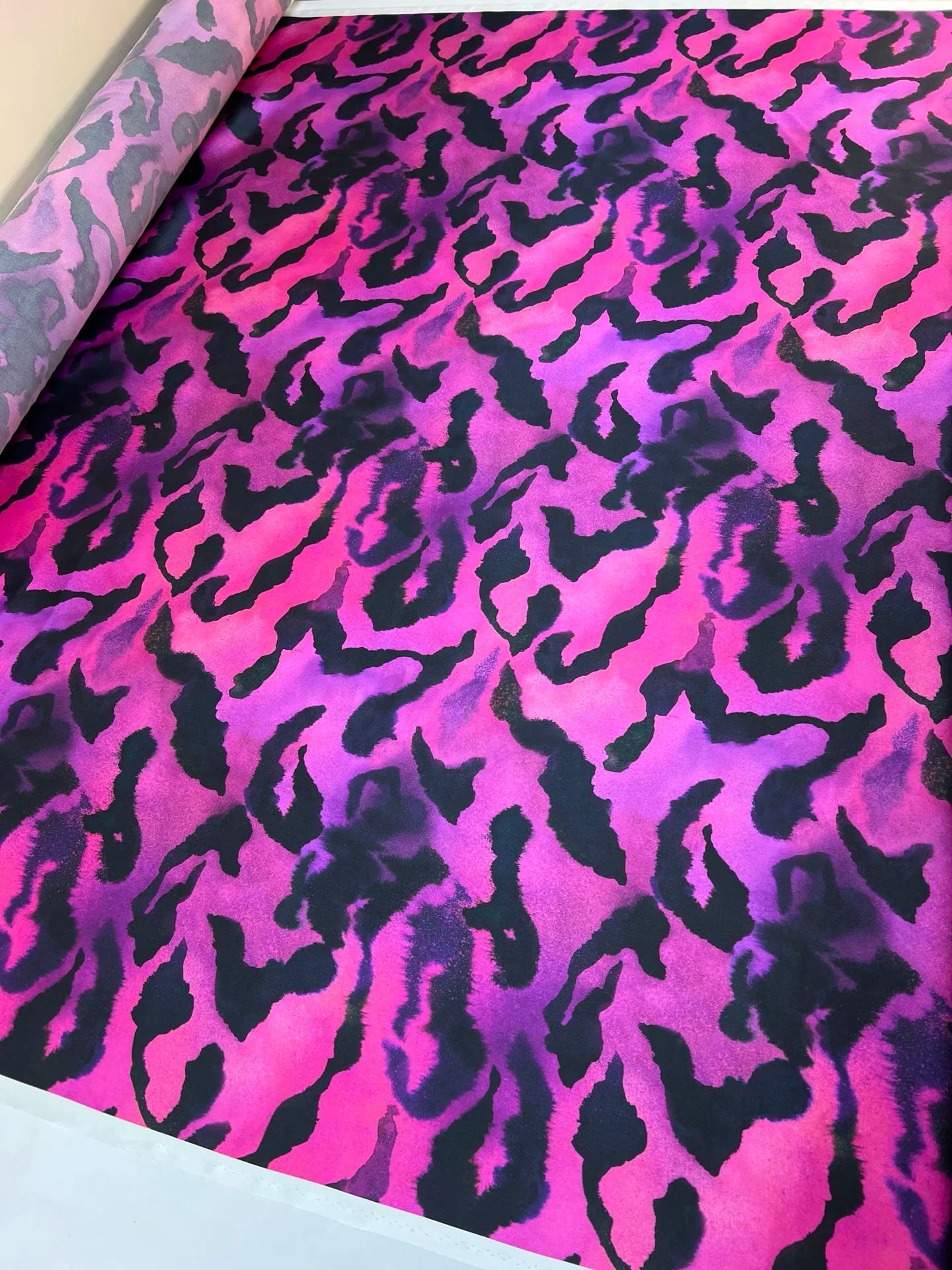 100% Zīda satīns - dzīvnieku raksts uz fuksijas fona 80 g/m²