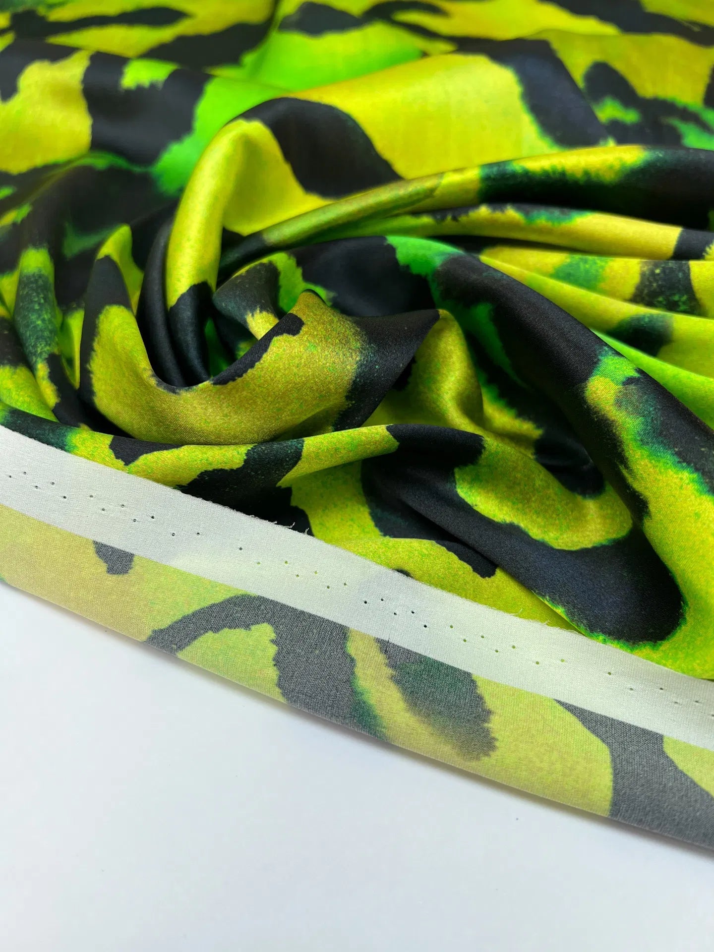 100% Zīda satīns - raksts uz zaļa fona 80 g/m²