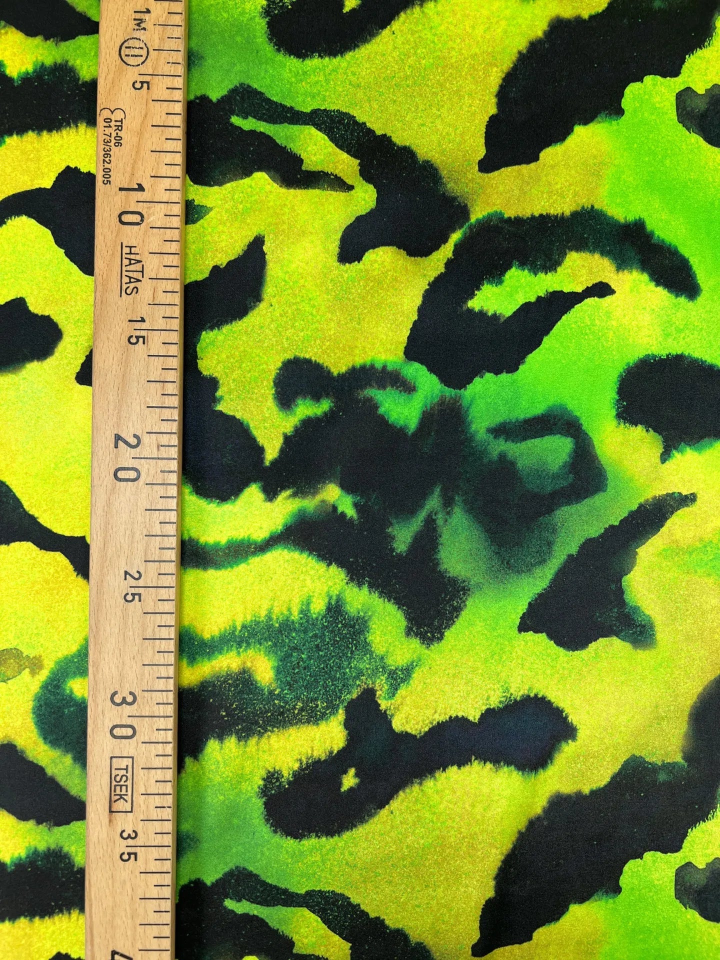 100% Zīda satīns - raksts uz zaļa fona 80 g/m²