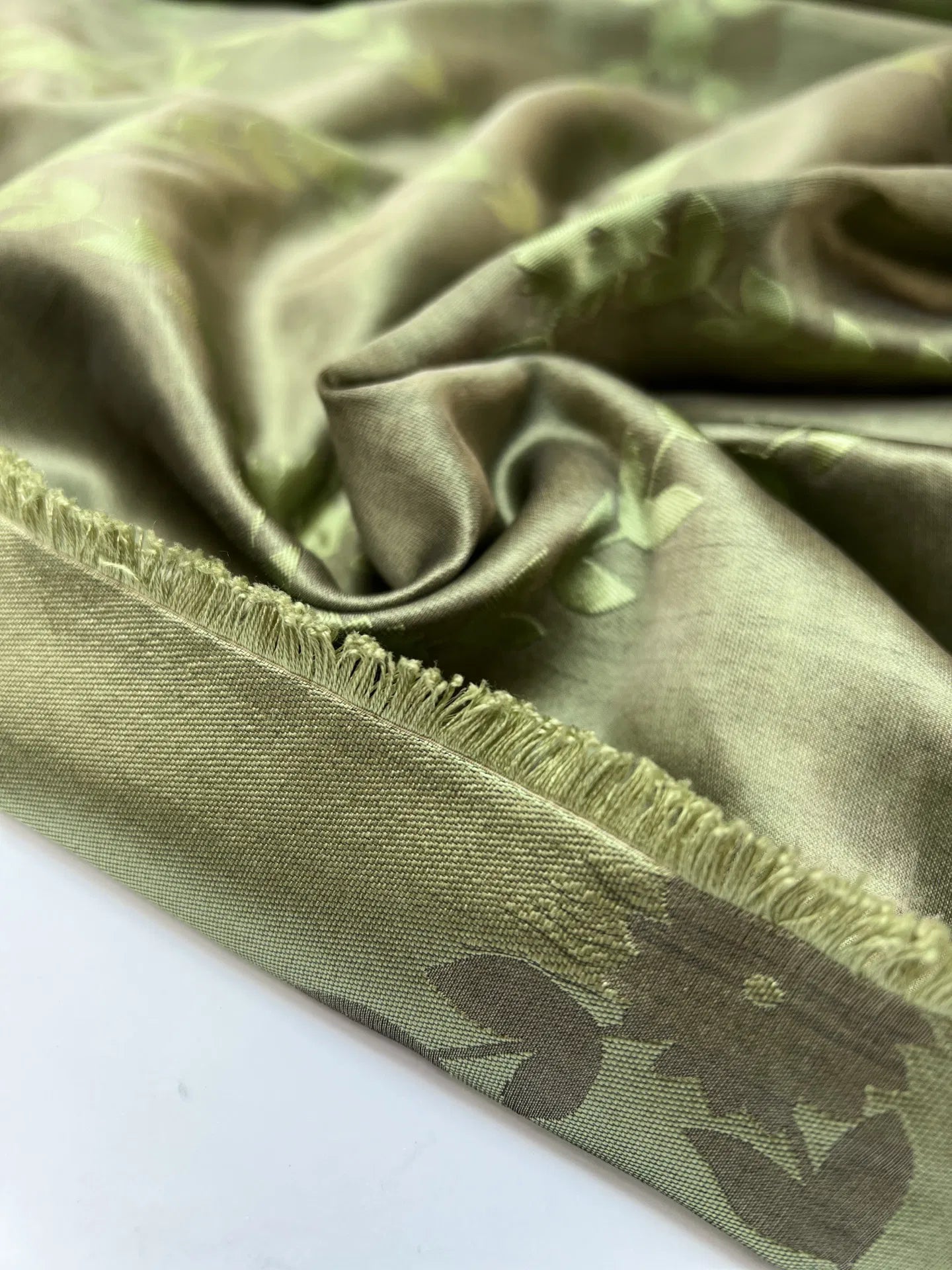 100% Zīda žakards - zaļš lapu motīvs 105 g/m²