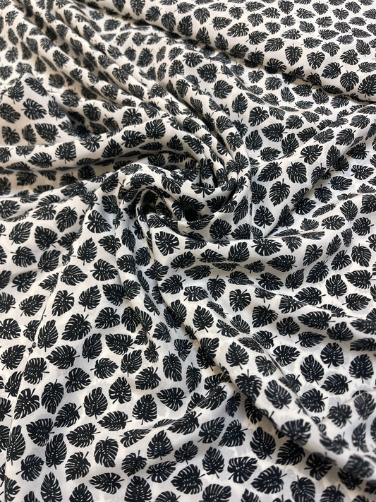 Attēls ar 100% Zīds - lapiņas uz balta fona 80 g/m² – pieejams Šarlotes audumi