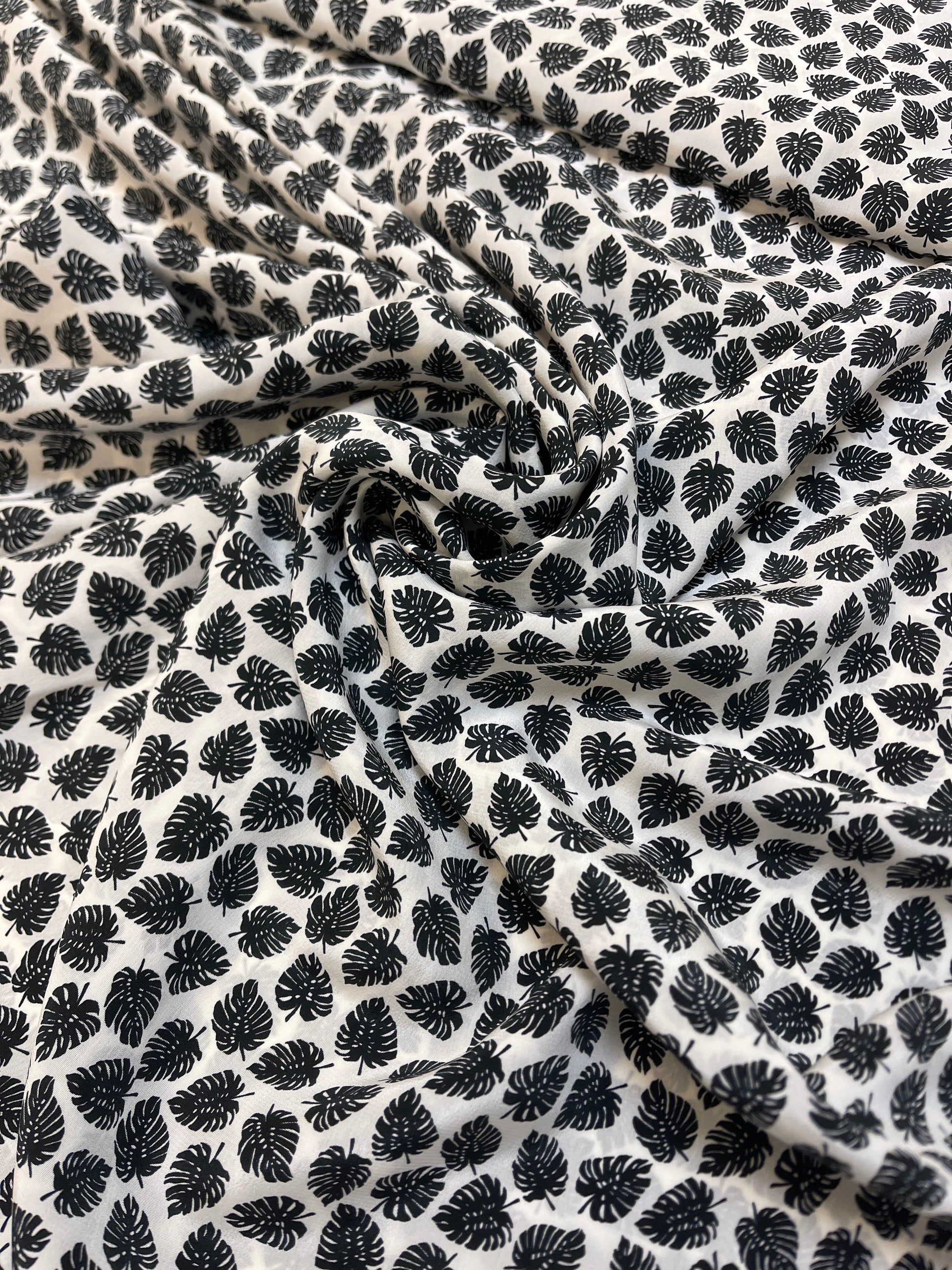 Attēls ar 100% Zīds - lapiņas uz balta fona 80 g/m² – pieejams Šarlotes audumi