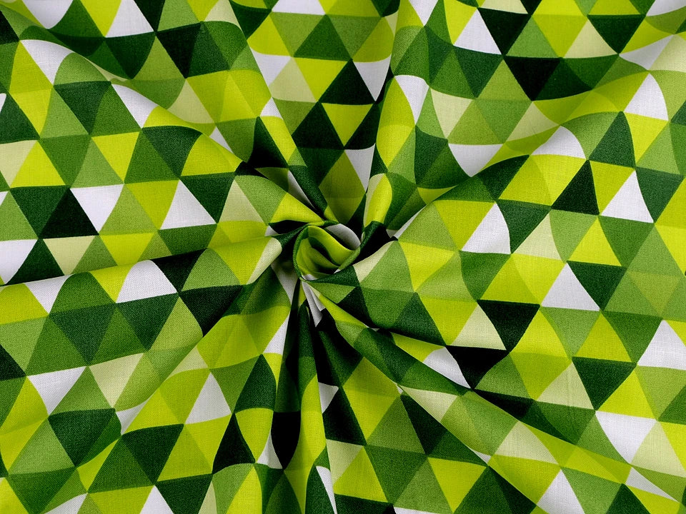 100% Kokvilnas audums-zaļi trijstūri 125 g/m²