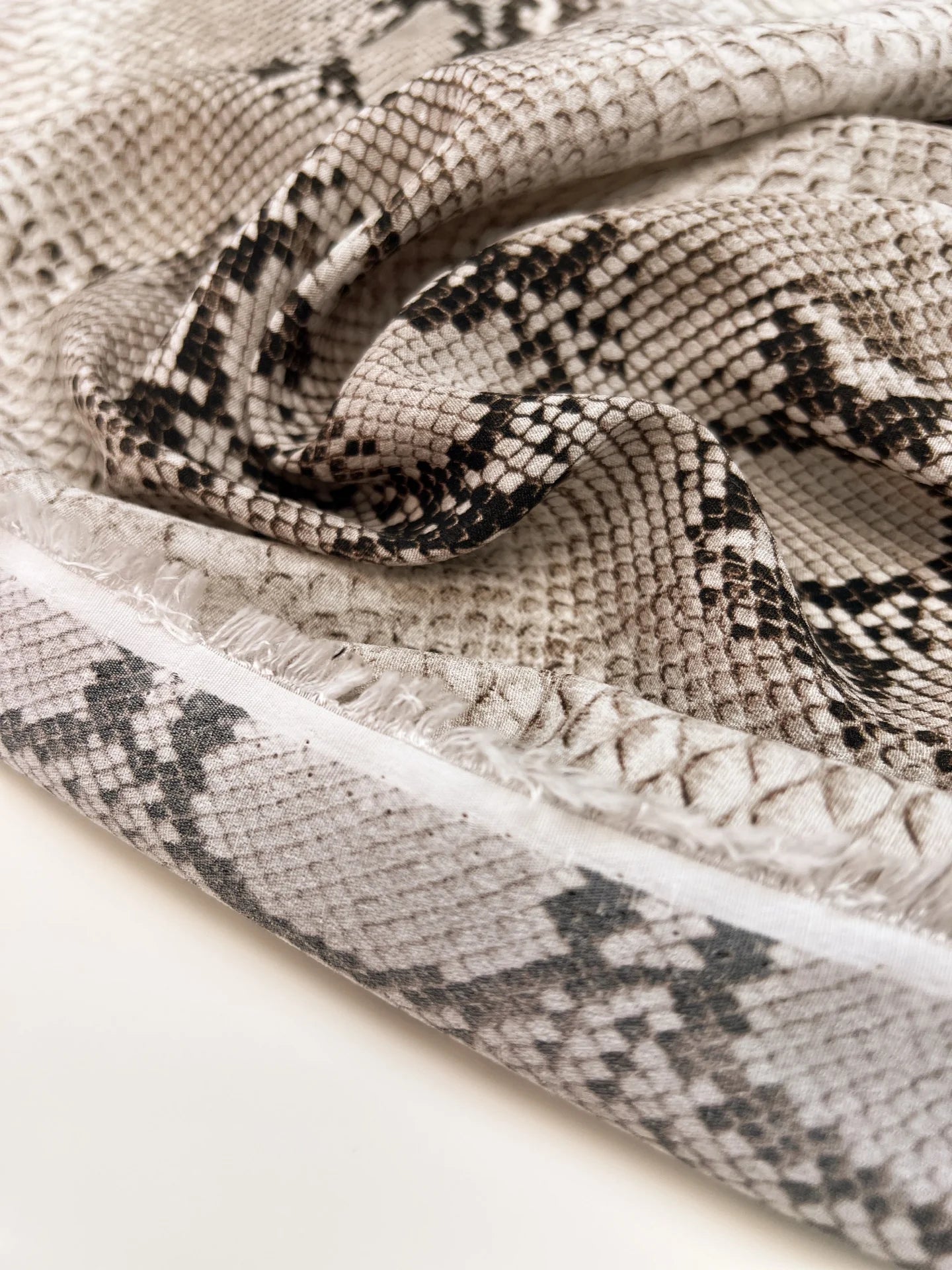 Viscose crepe fabric with snakeskin pattern in beige tones – Italy