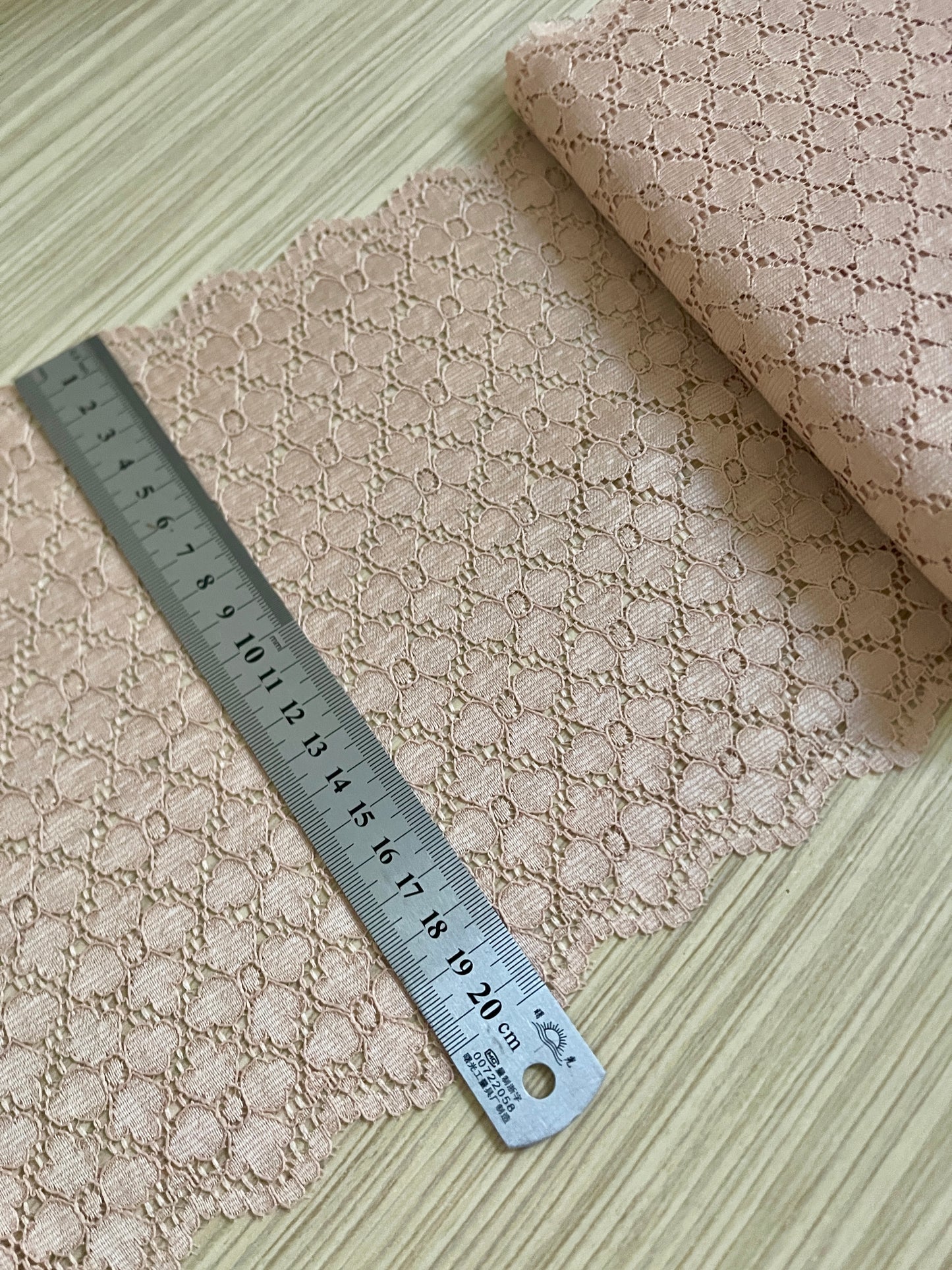 Mežģīne 22 cm-bēši rozā