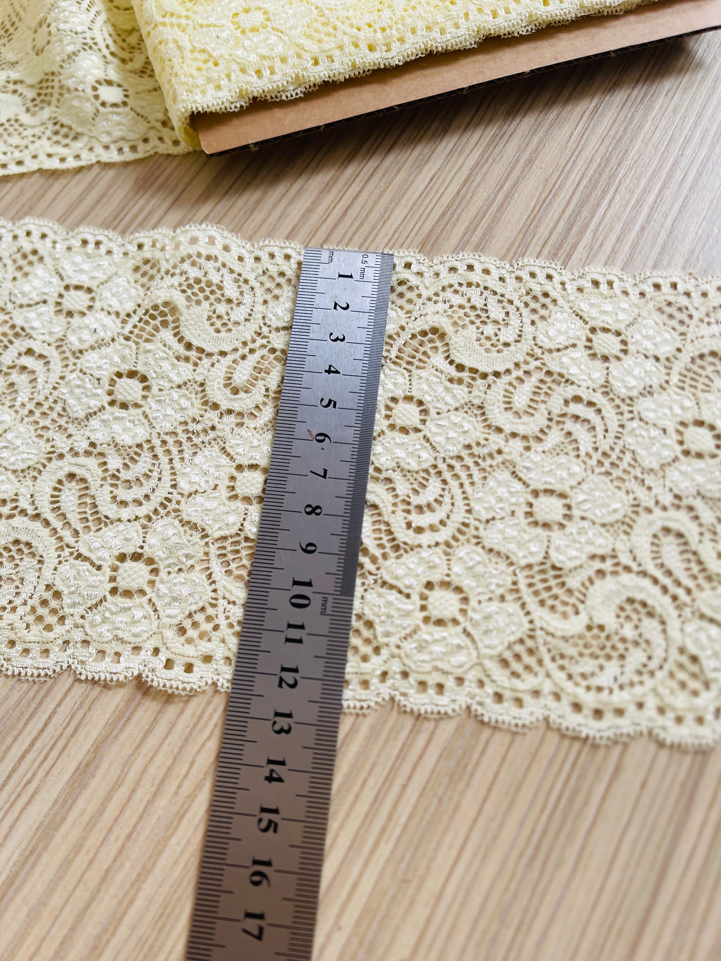 Elastīga mežģīne 13 cm-dzeltena