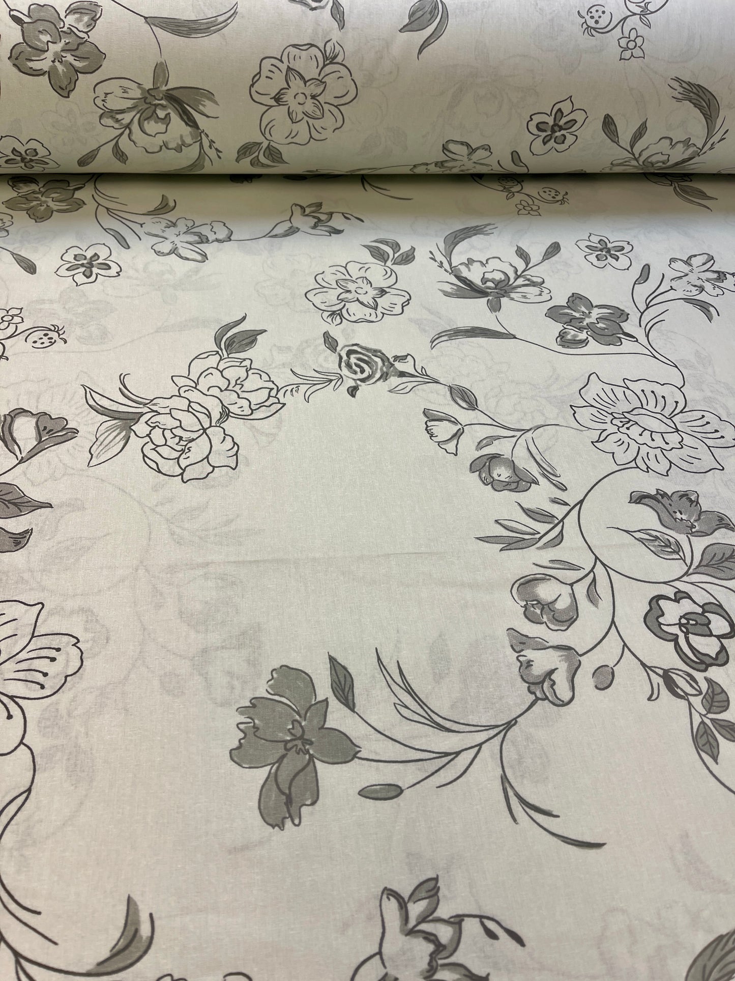 100% Kokvilnas audums-pelēki ziedi uz pelēcīga fona 220cm 146 g/m²