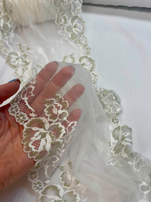 Izšūta mežģīne uz tilla 25 cm-balta