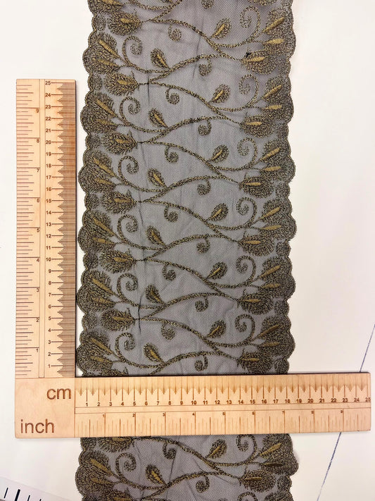 Izšūta mežģīne uz tilla 19 cm-melna ar zeltainiem akcentiem