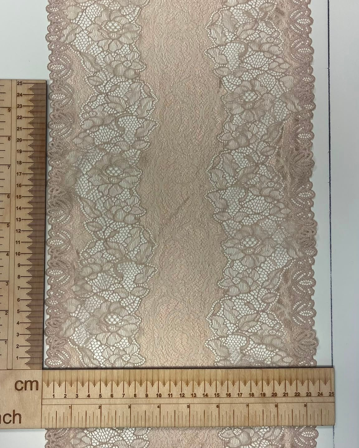 Elastīga mežģīne 24 cm-miesas tonis