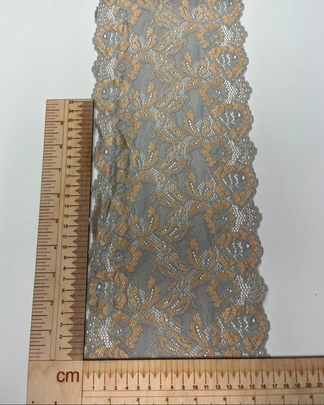Elastīga mežģīne 17 cm-gaiši pelēka ar zeltainiem akcentiem