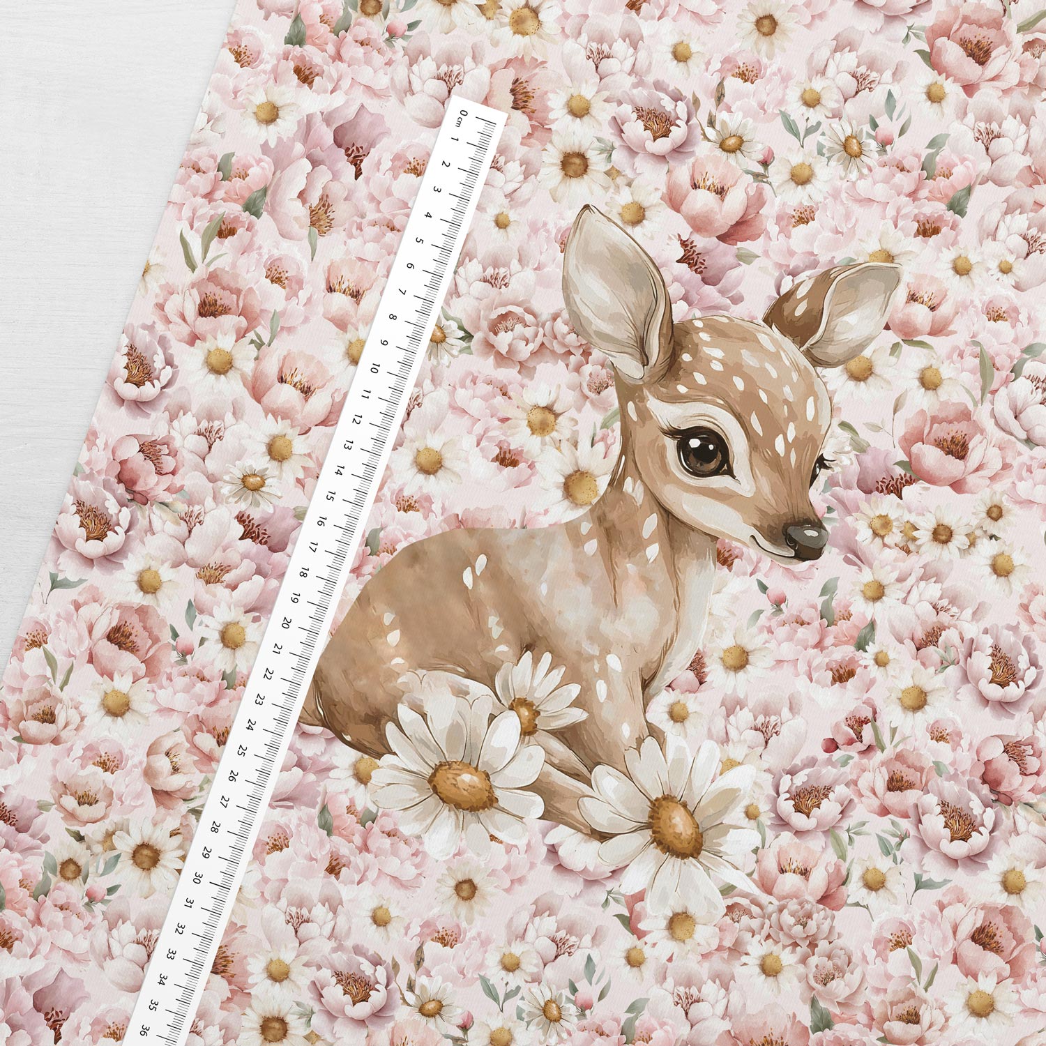 Cilpiņtrikotāžas panelis 40x50 cm - stirniņa margrietiņās un peonijās 250 g/m²