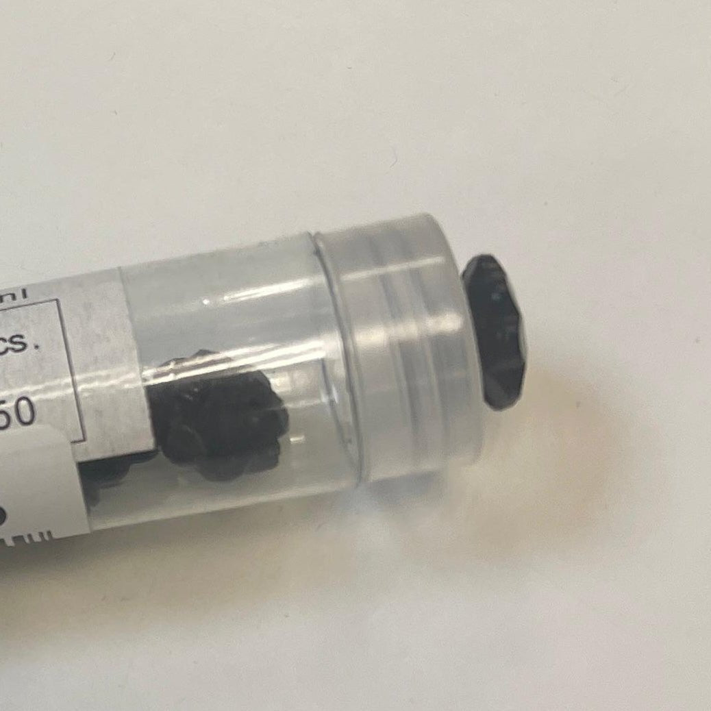 Nuotrauka su dekoratyvine 19 mm juoda gėlyte – galima įsigyti internetu Šarlotes audiniai