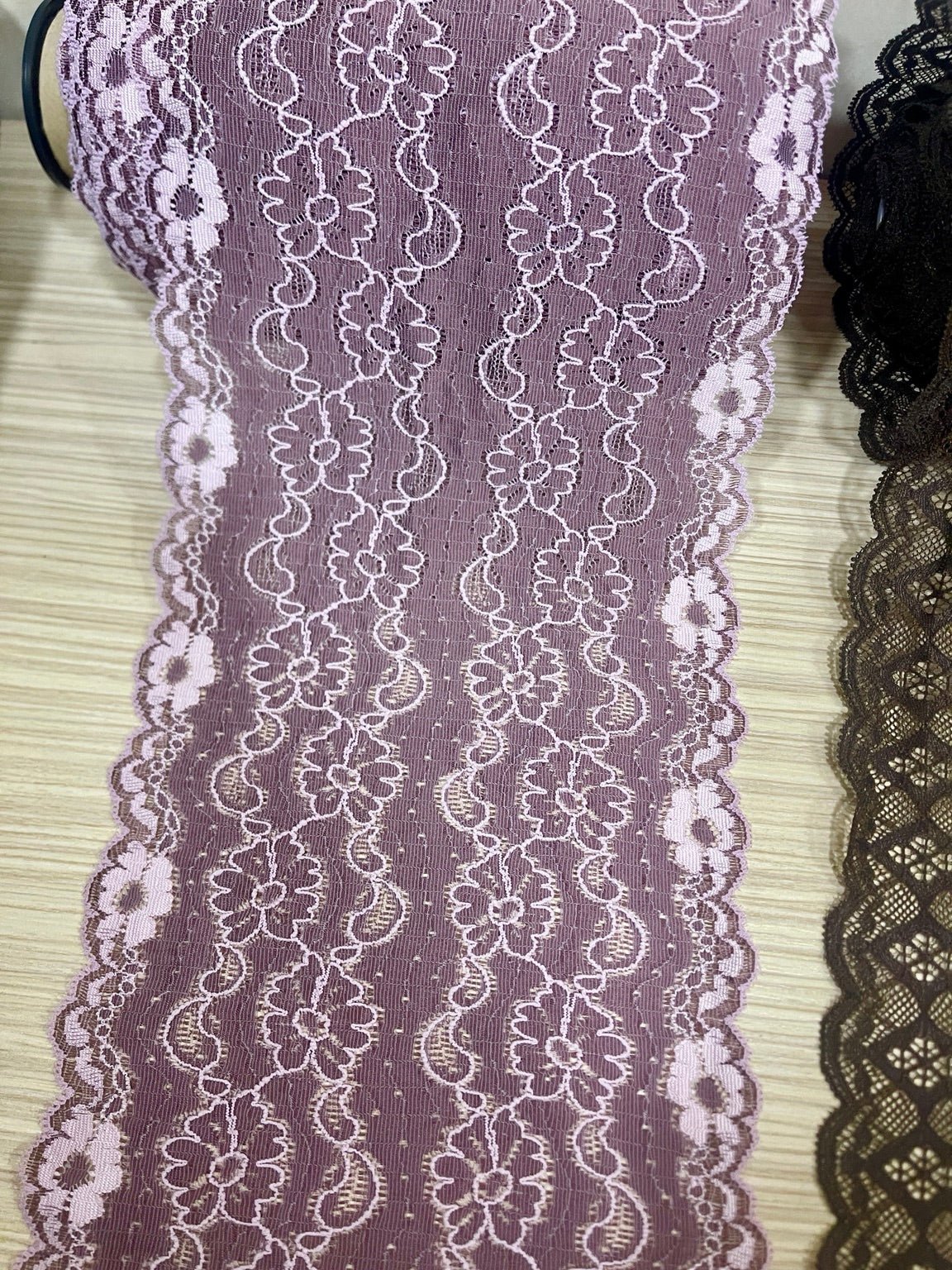 Nuotrauka su elastiniais nėriniais 17 cm–alyvinė spalva – galima įsigyti internetu Šarlotes audumi