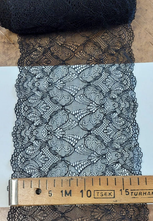 Nuotrauka su elastiniais nėriniais 18 cm – juodi – galima įsigyti Šarlotes audiniuose