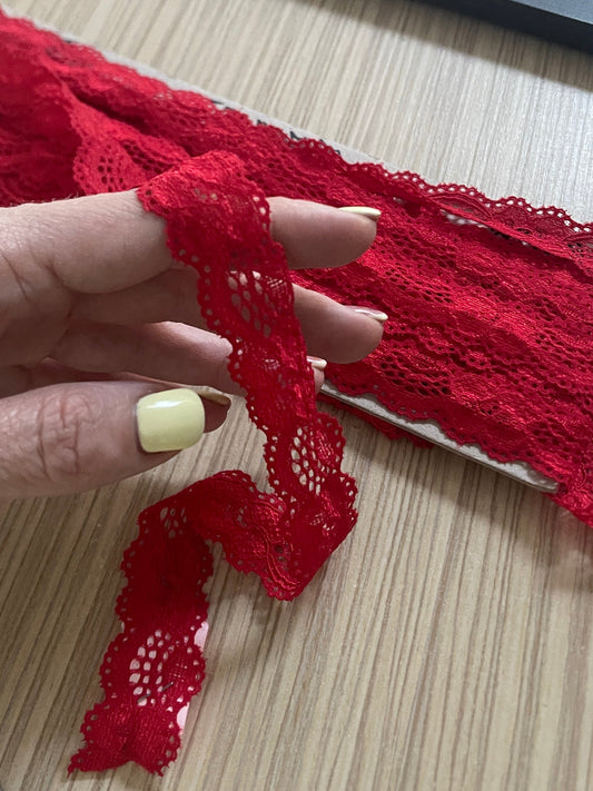 Attēls ar Elastīga mežģīne 2 cm - sarkana – pieejams Šarlotes audumi