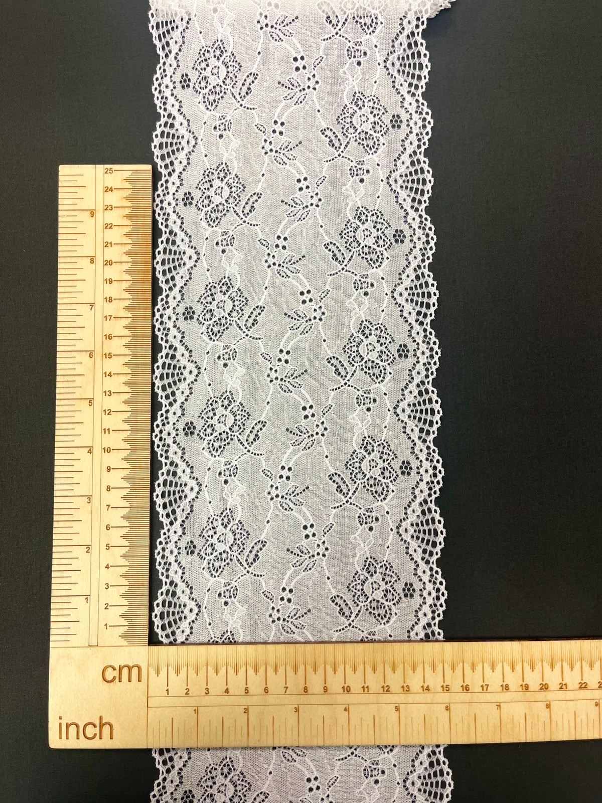 Nuotrauka su elastingais gėlių nėriniais 17 cm – sniego baltumo, galima įsigyti internetu Šarlotes audumi
