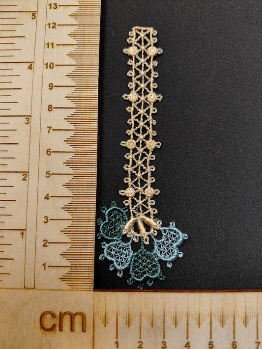Image avec patch/couture 12 x 4 cm – disponible chez Šarlotes audumi