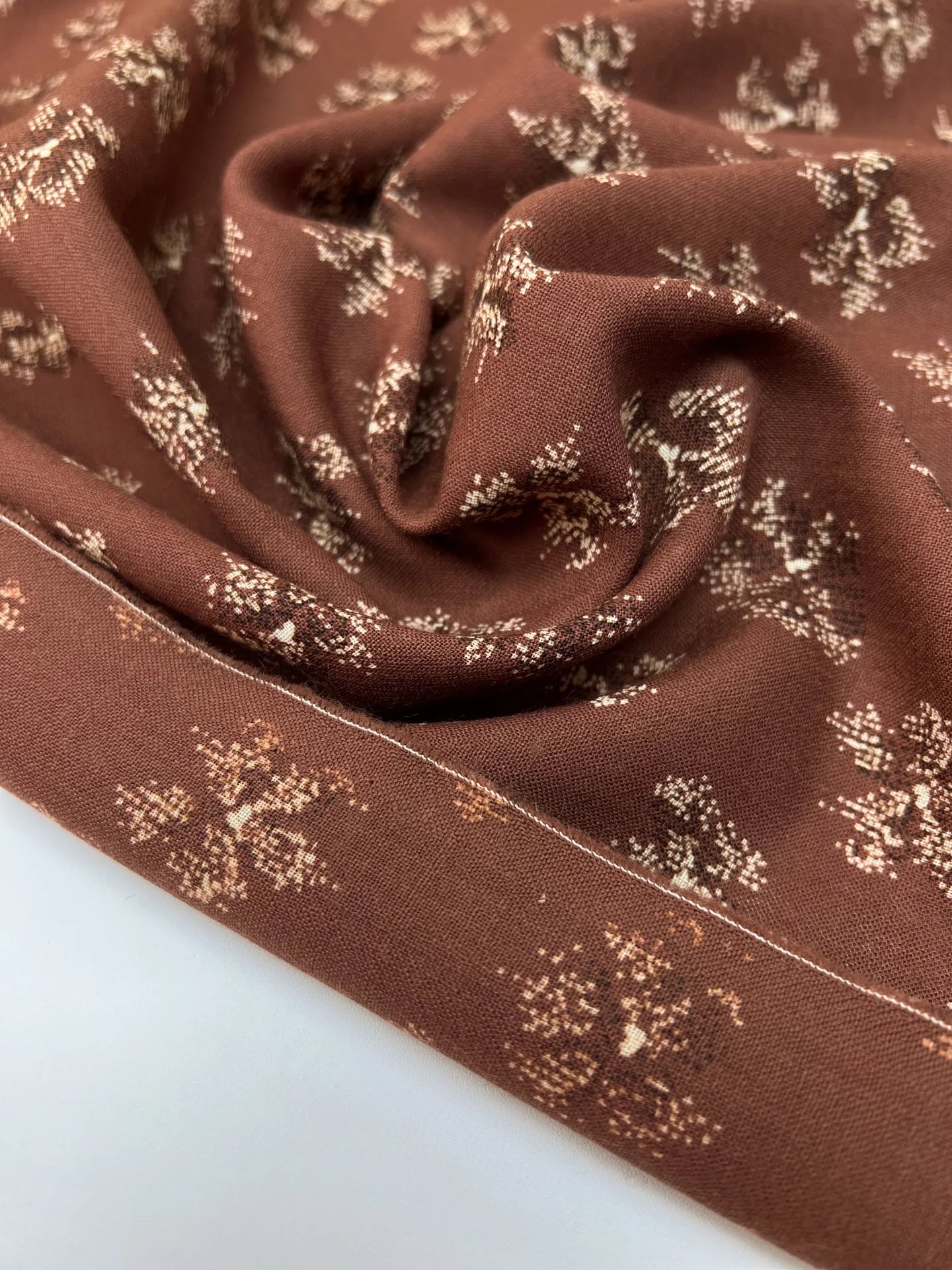 Attēls ar Itālijas 100% vilnas audums ar apdruku brūni bēšos toņos | viegls kostīma / kleitu audums 130 G/M² – pieejams Šarlotes audumi