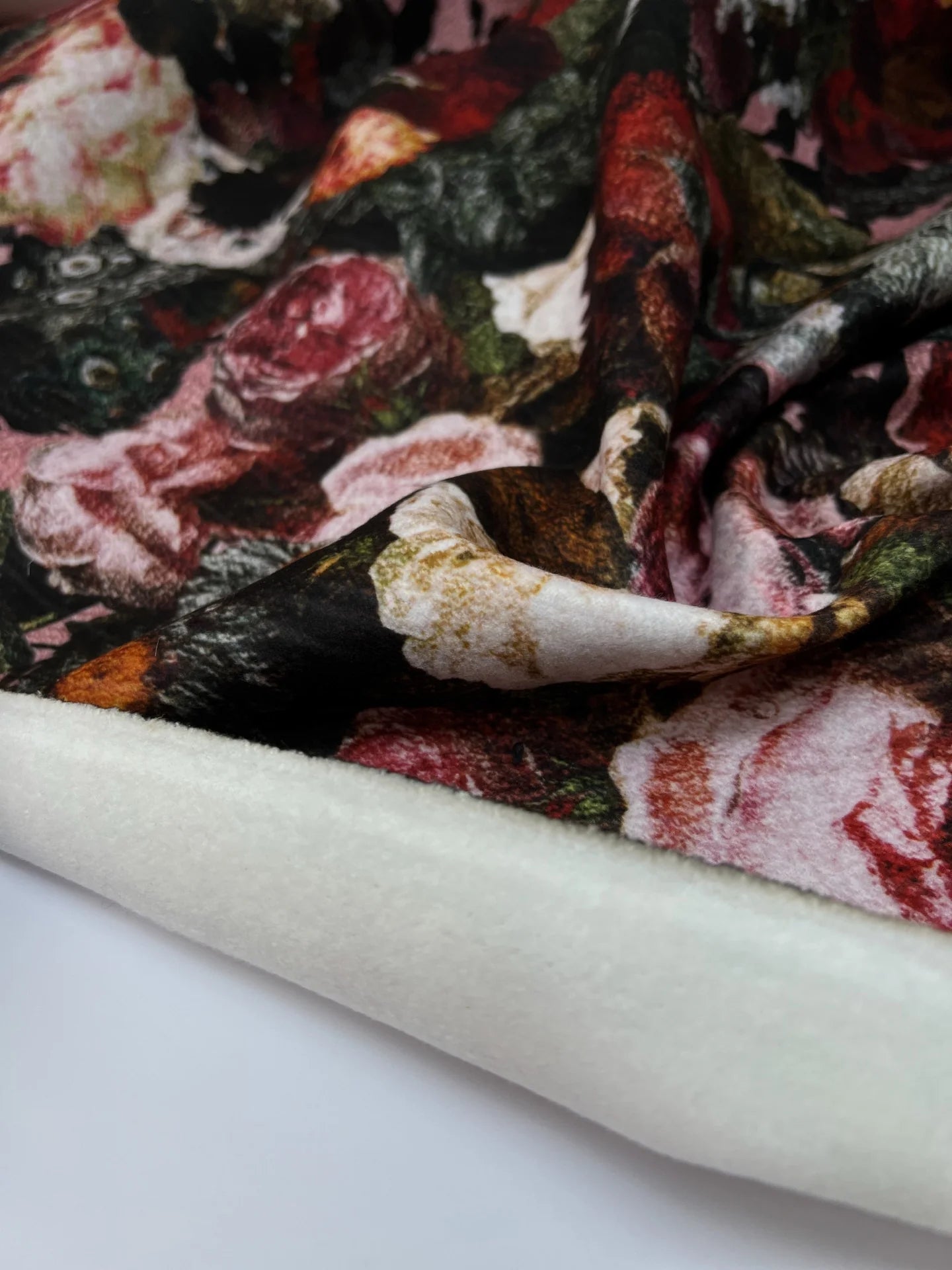 Attēls ar Itālijas divkāršā pinuma audums mēteļiem – daudzkrāsains ziedu raksts | 55% poliamīds, 45% akrils | 420 g/m² | 145 cm – pieejams Šarlotes audumi