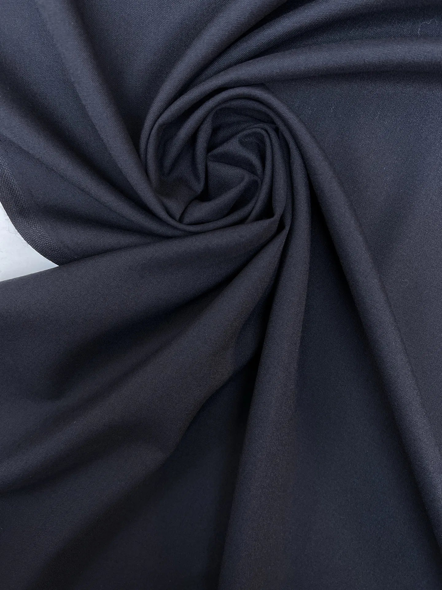 Itālijas kleitu un blūžu audums | 57% vilna | 43% poliesters | 155 g/m² | 147 cm | Tumši zils
