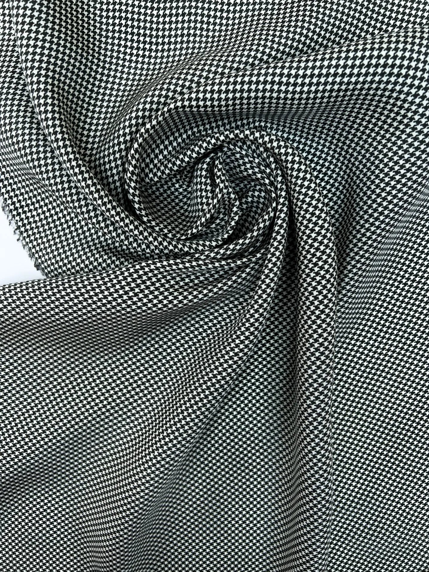 Itālijas kleitu un blūžu audums | 58% zīds | 42% viskoze | 95 g/m² | 147 cm