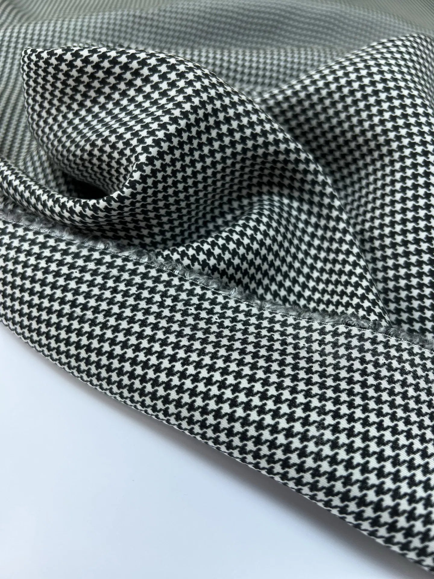 Itālijas kleitu un blūžu audums | 58% zīds | 42% viskoze | 95 g/m² | 147 cm