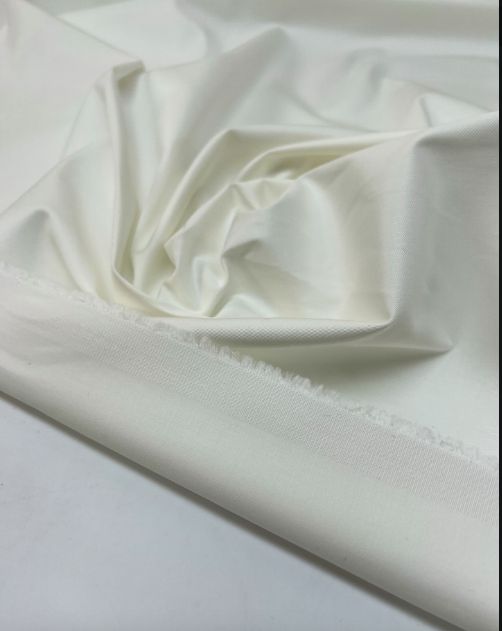 Attēls ar Itālijas kokvilnas un elastāna audums sviesta balts 150 g/m2 – pieejams Šarlotes audumi