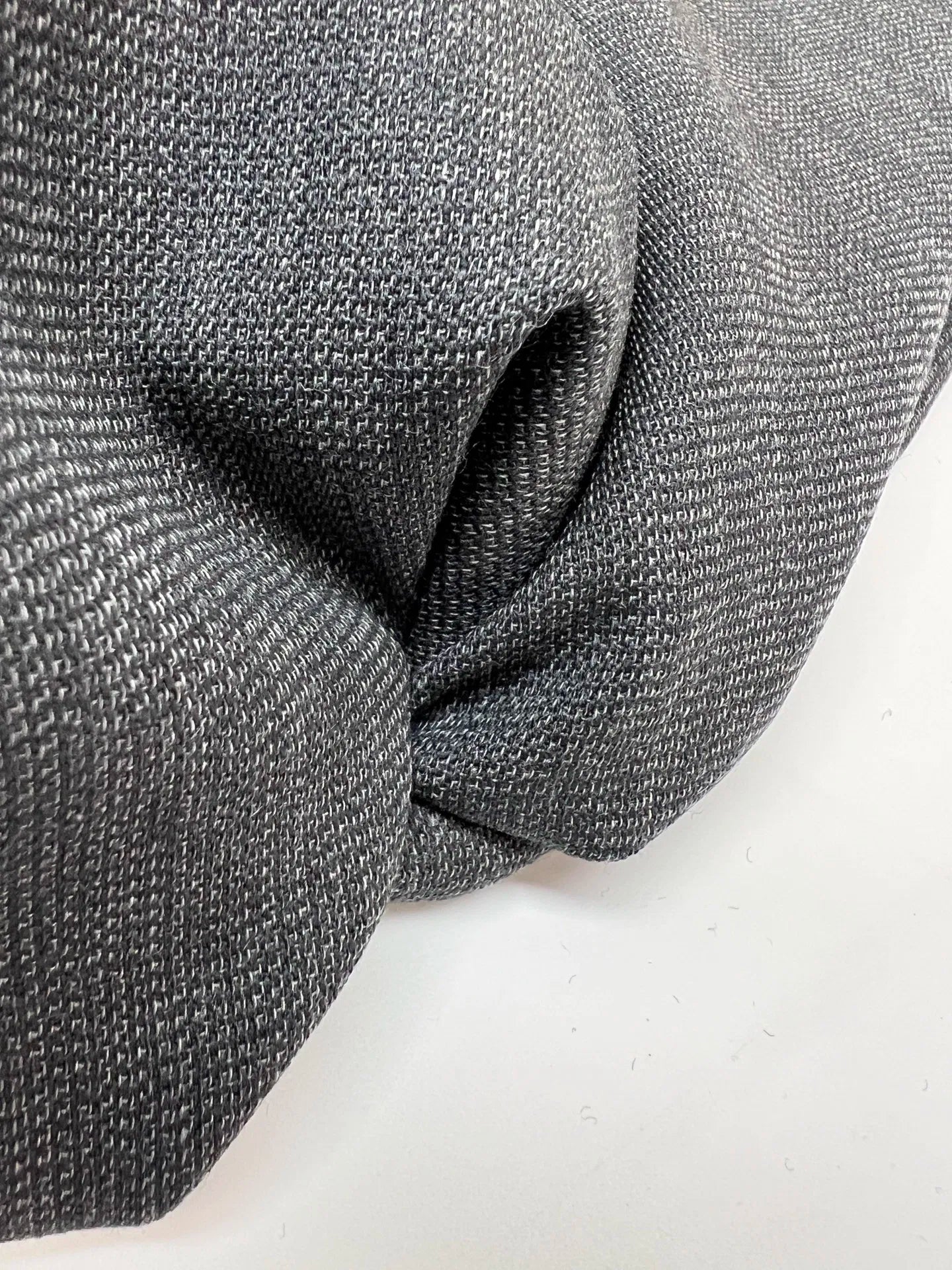 Itālijas kostīmaudums | 53% vilna | 45% poliamīds | 2% elastāns | 215 g/m² | 156 cm | Pelēks