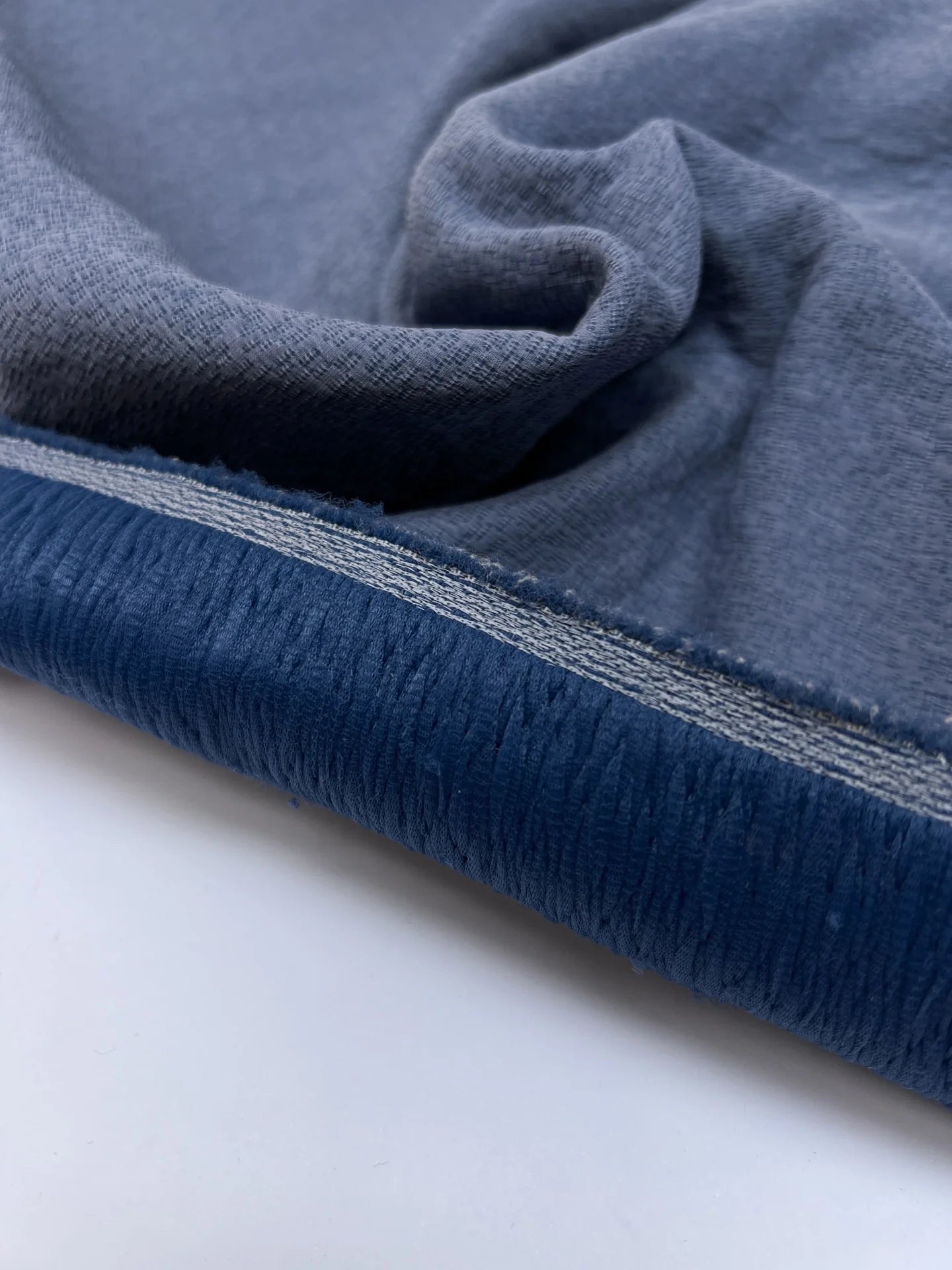 Attēls ar Itālijas poliamīda un zīda divkāršā pinuma audums – zils | 83% poliamīds, 17% zīds | 230 g/m² | 140 cm – pieejams Šarlotes audumi