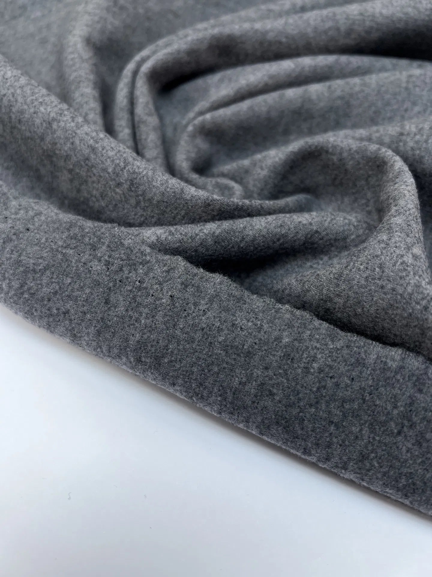 Itālijas trikotāžas audums | 87% vilna | 8% poliesters | 5% elastāns | 430 g/m² | 120 cm