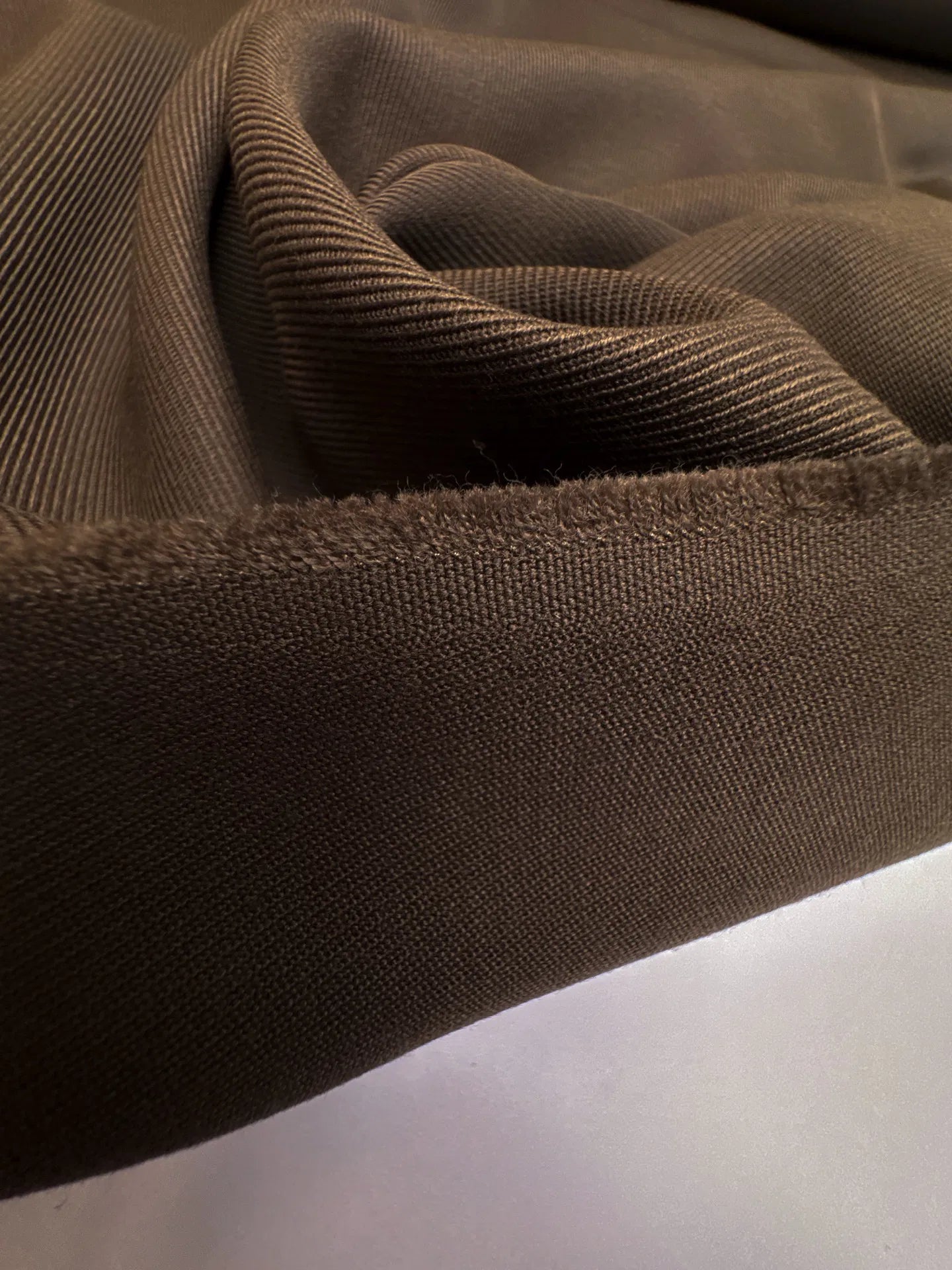 Itālijas tvila kostīmaudums | 44% vilna | 56% poliamīds | 325 g/m² | 150 cm | Brūns